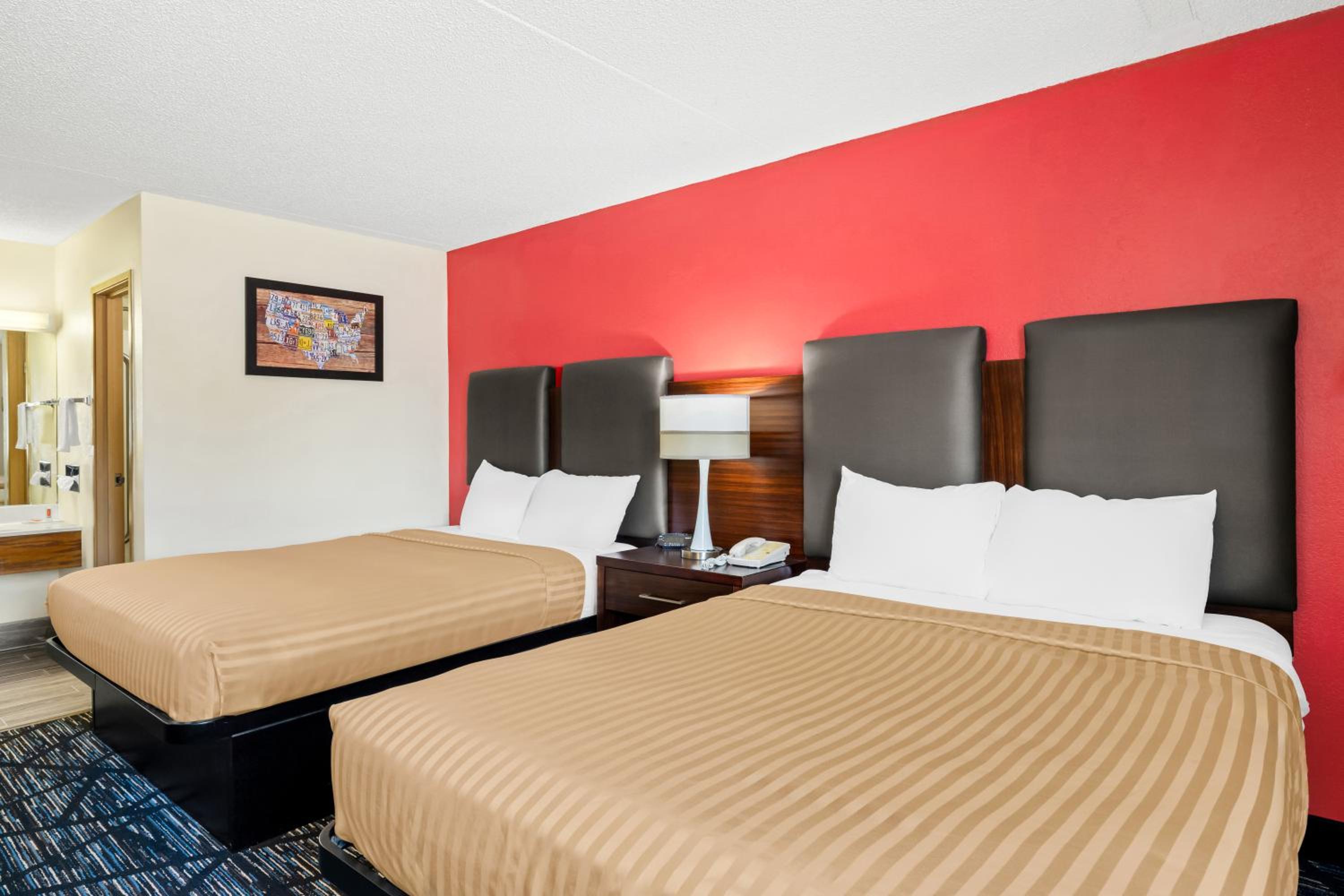 Queen Room with Two Queen Beds - Non-Smoking photo 2