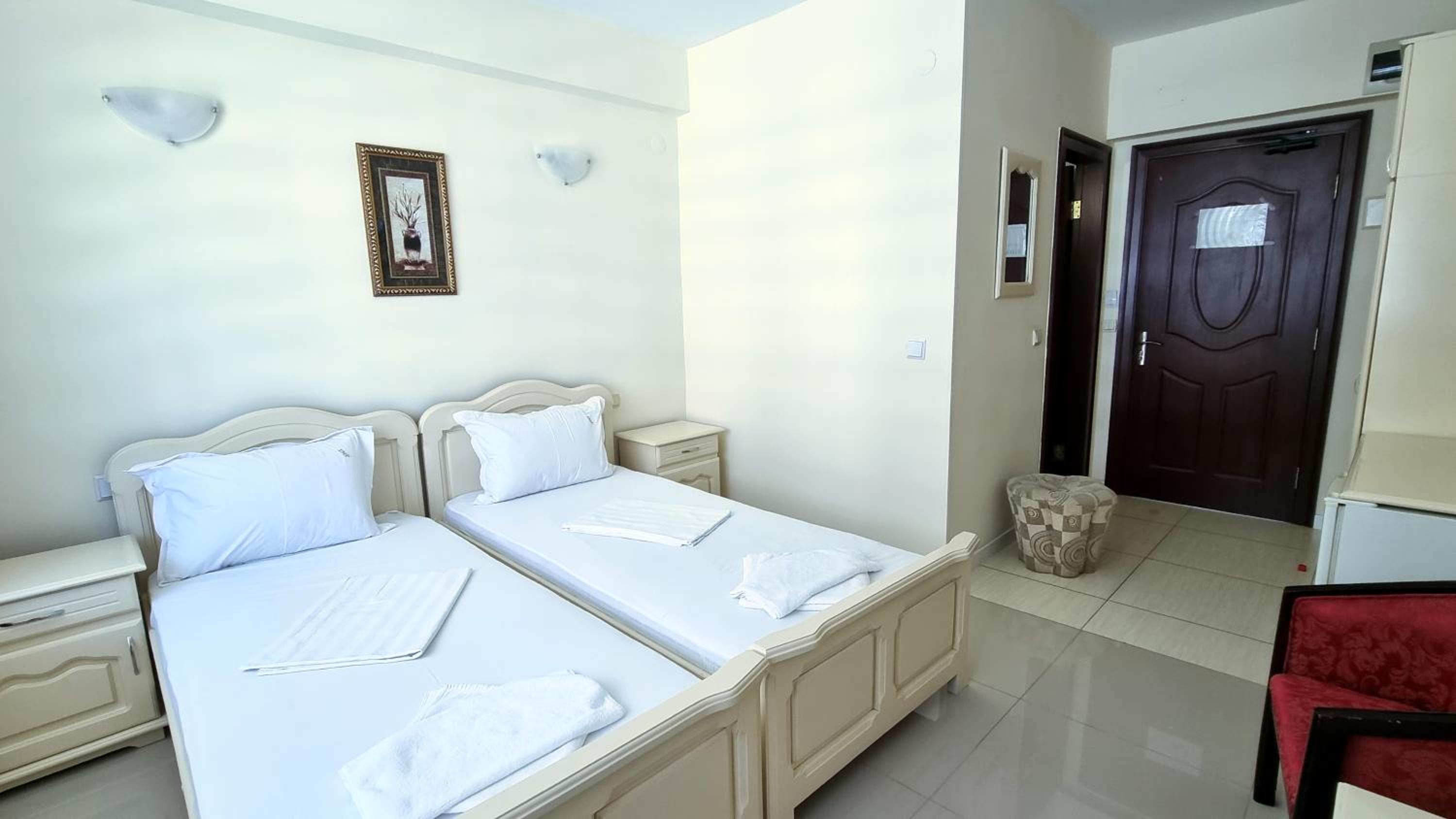 Standard Double or Twin Room - Photo 5