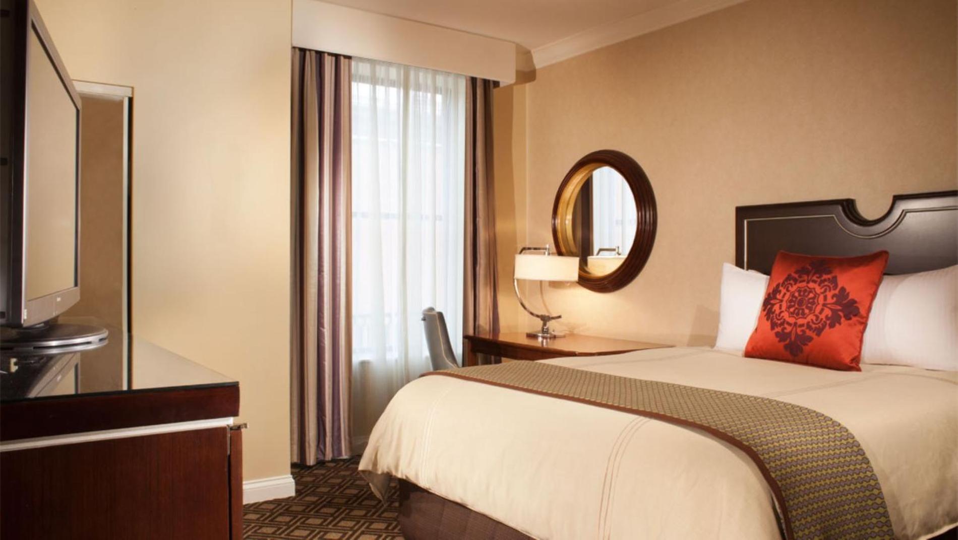 Deluxe Queen Room - Photo 6