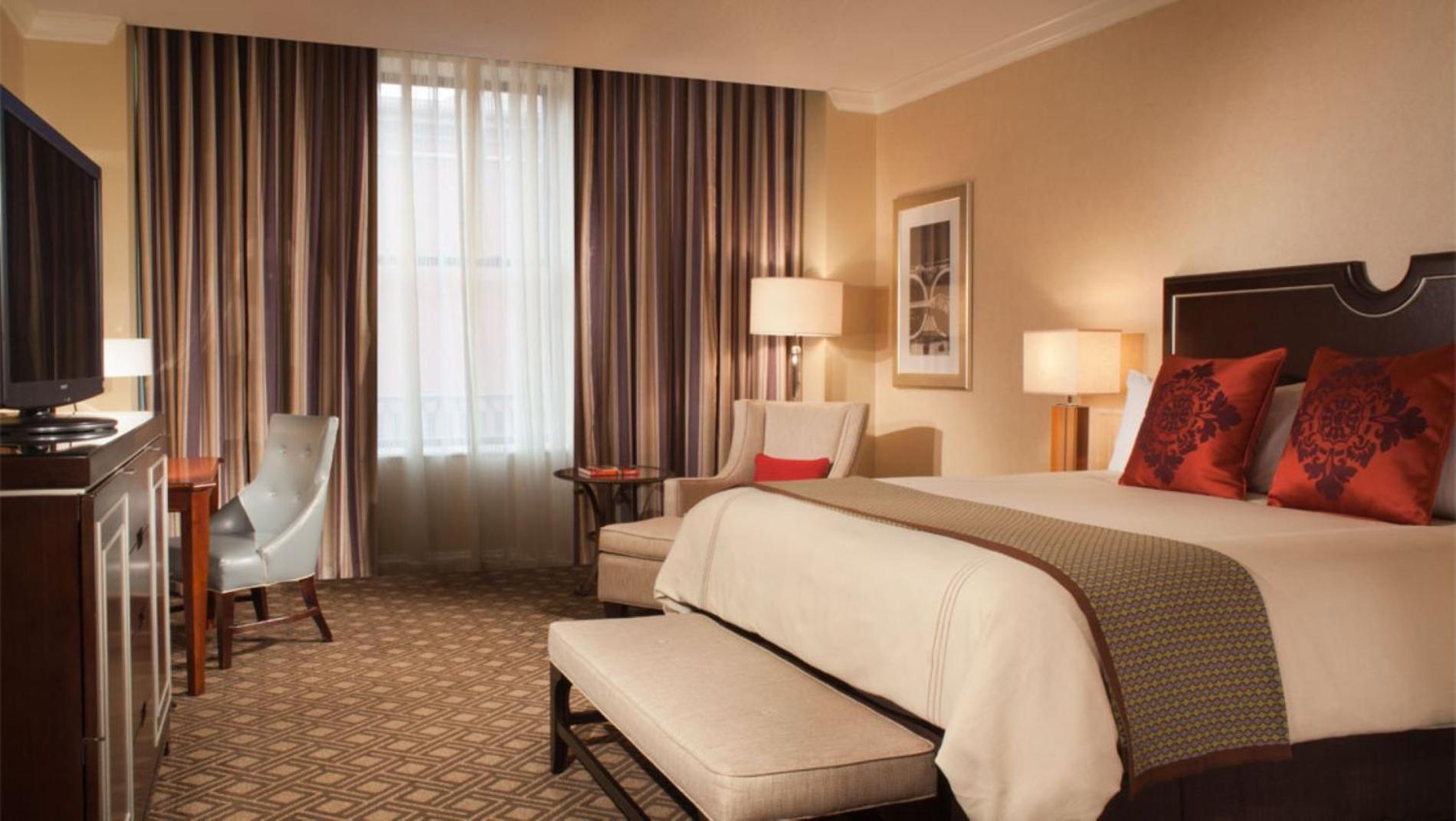 Deluxe King Room - Photo 7