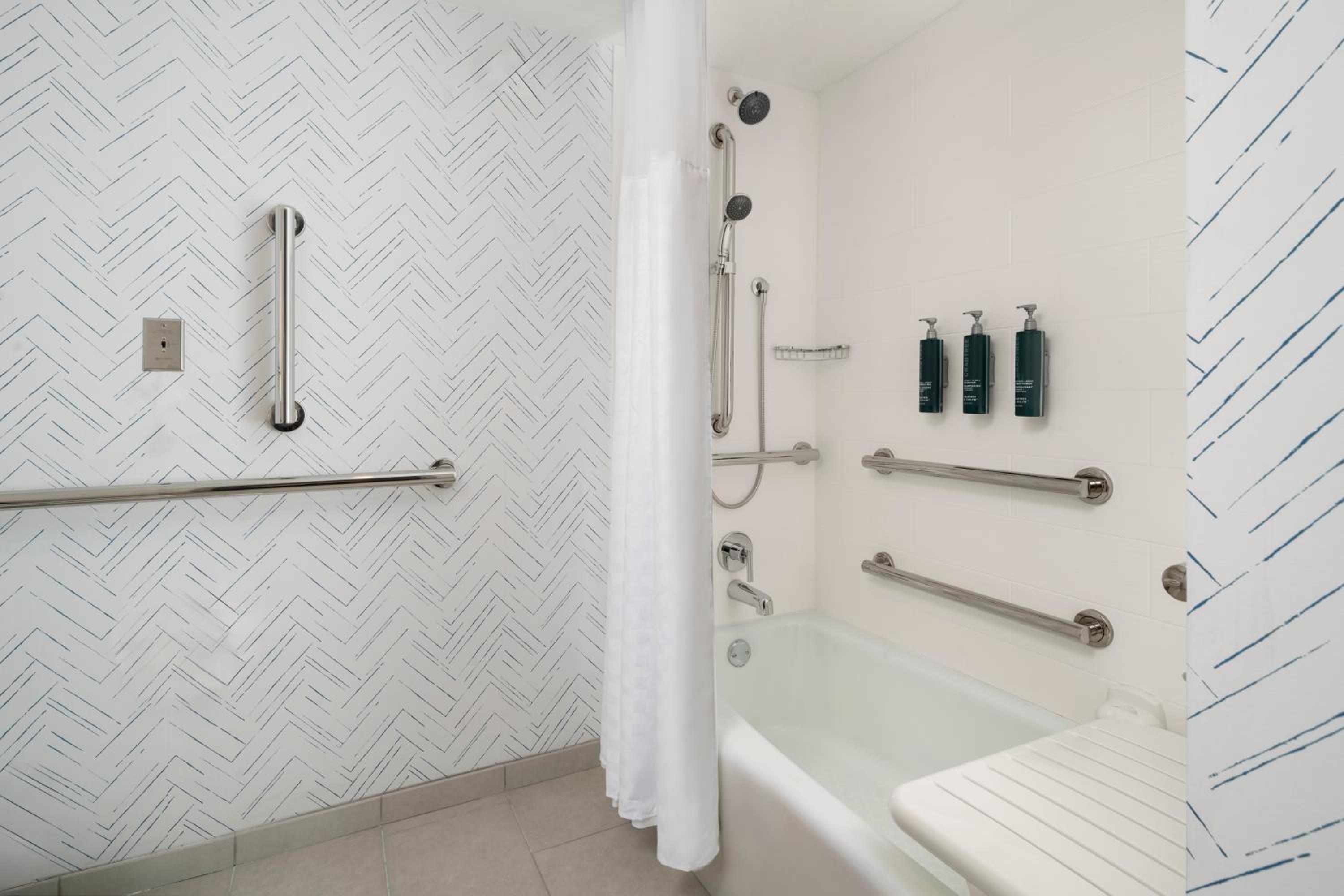 King Room with Accessible Tub - Mobility Access - Photo 3