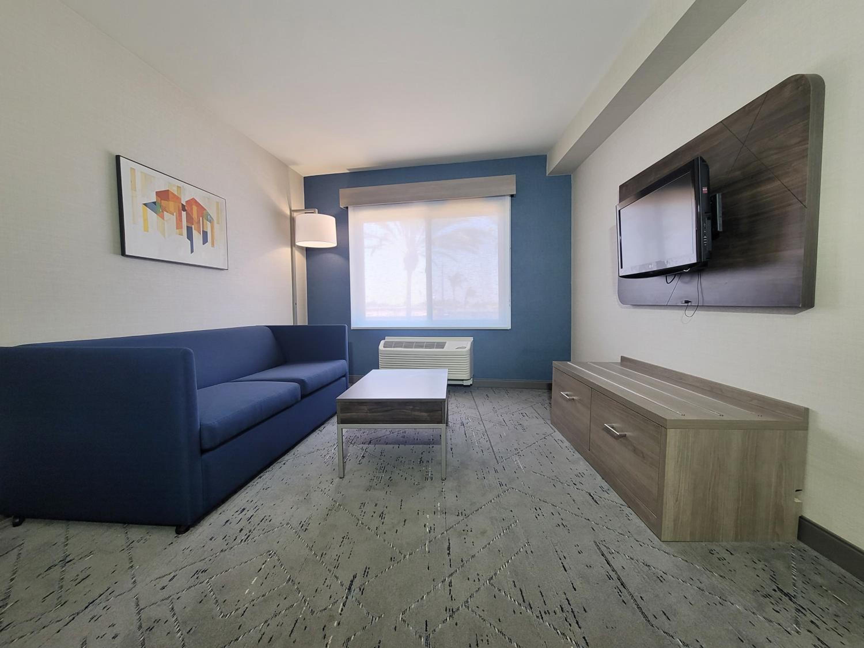 Queen Suite with Two Queen Beds and Sofa Bed - Photo 2
