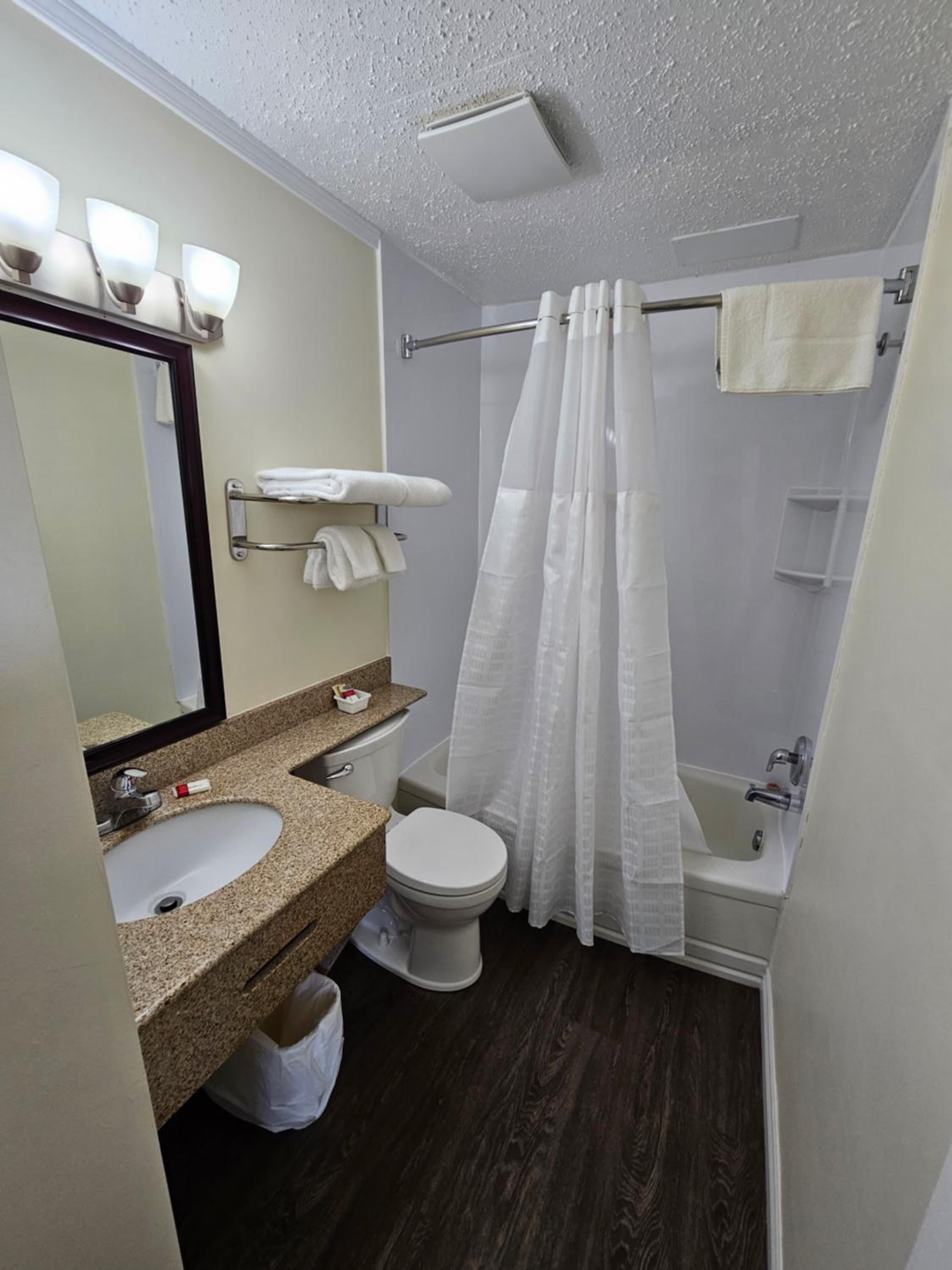 Queen Room photo 2