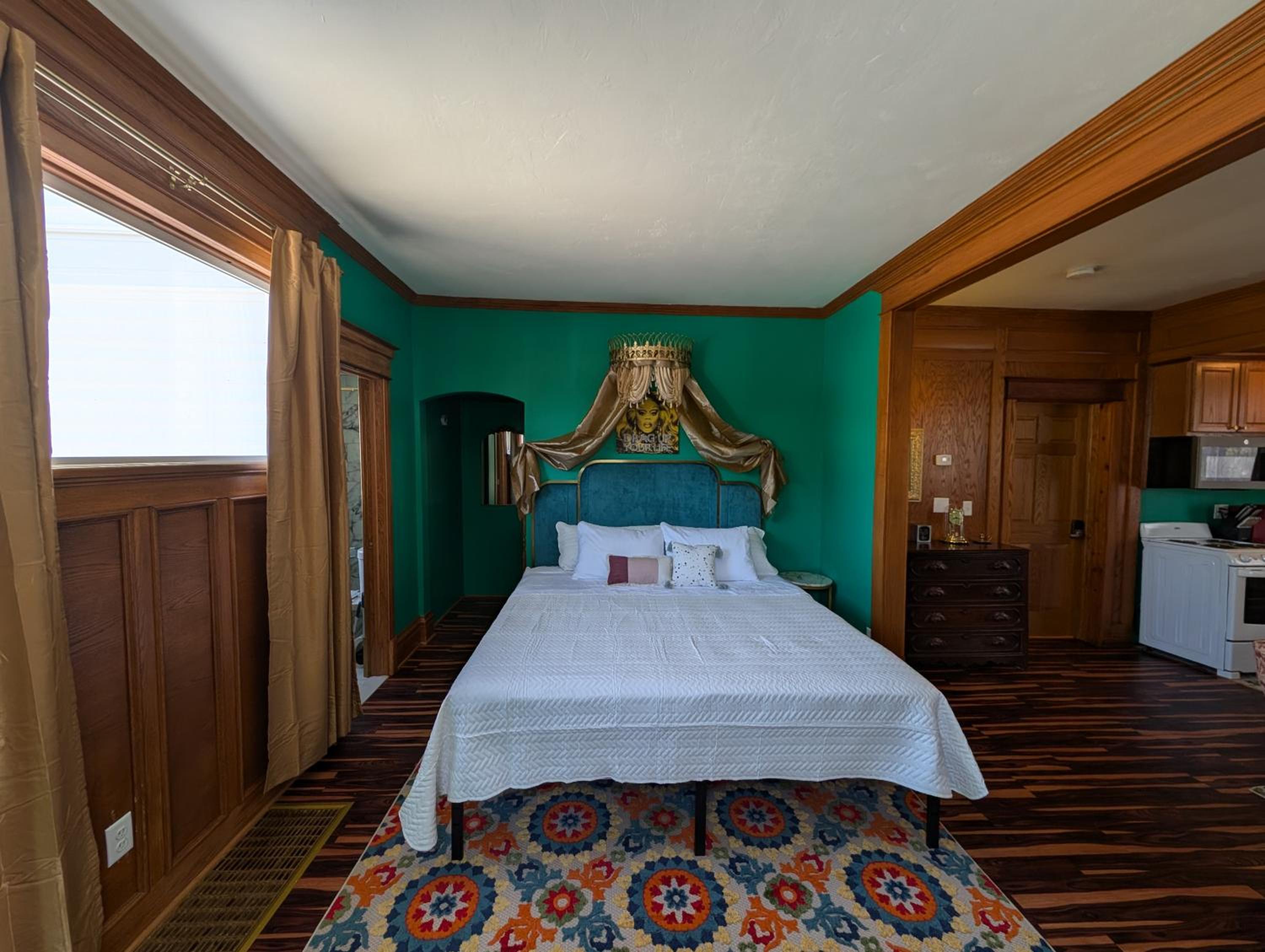 Deluxe King Suite photo 1