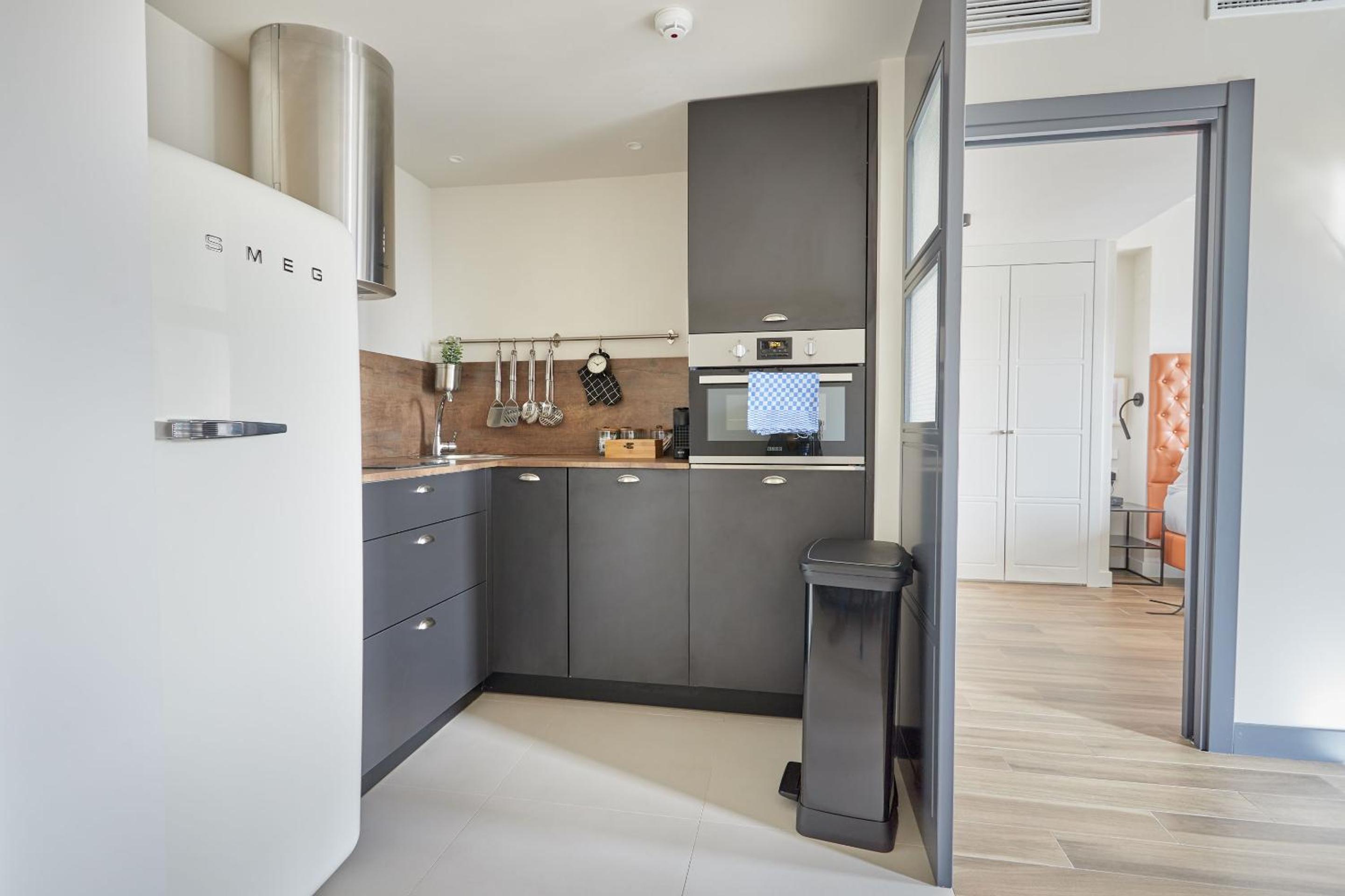 One-Bedroom Apartment - Photo 2