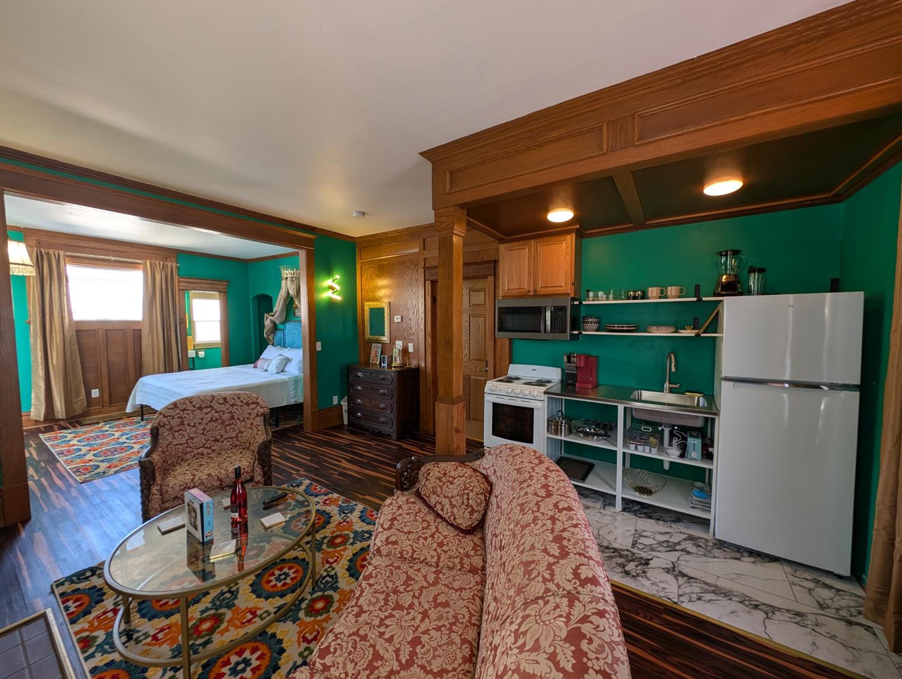 Deluxe King Suite photo 3