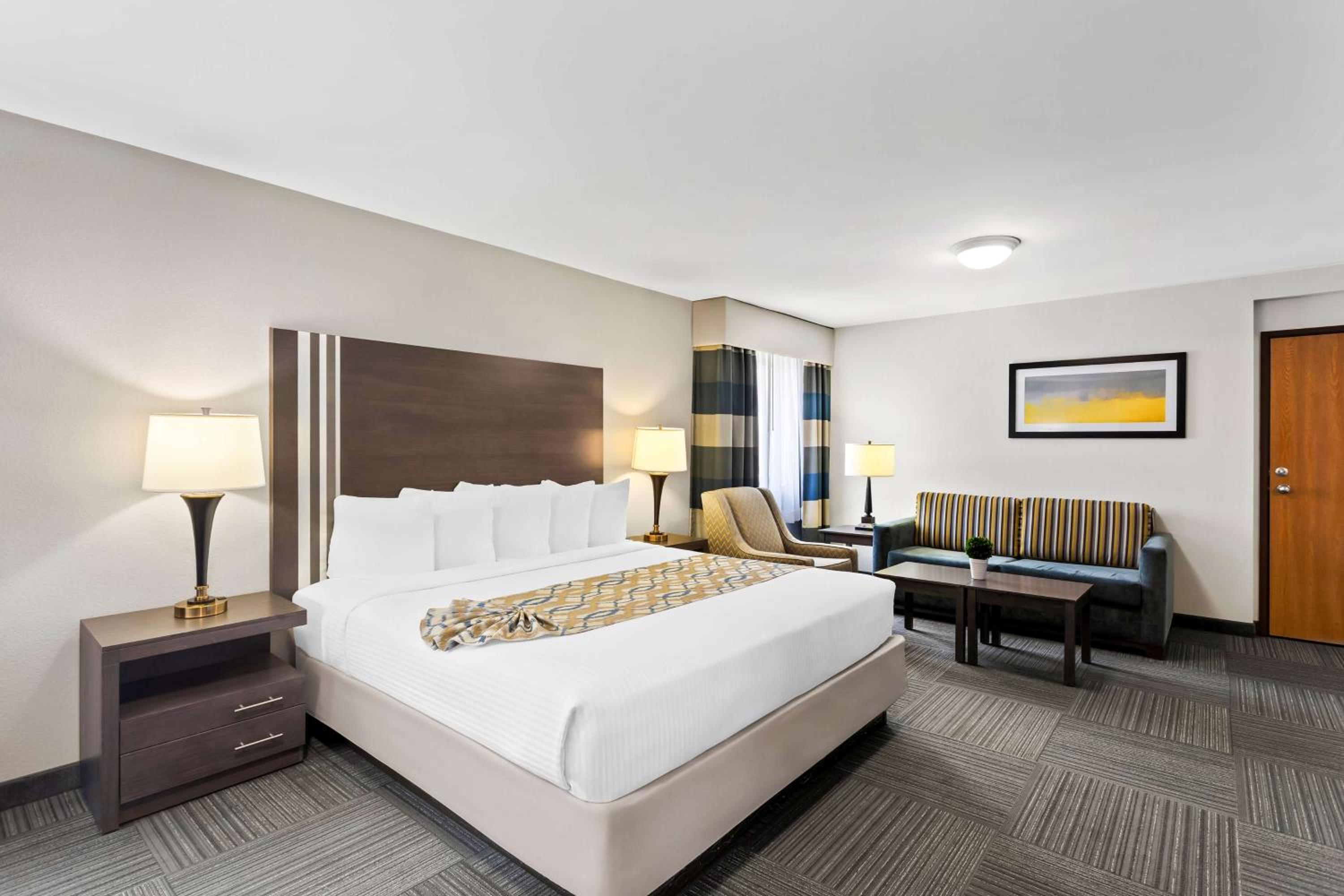 King Room with Sofa Bed - Non-Smoking photo 3