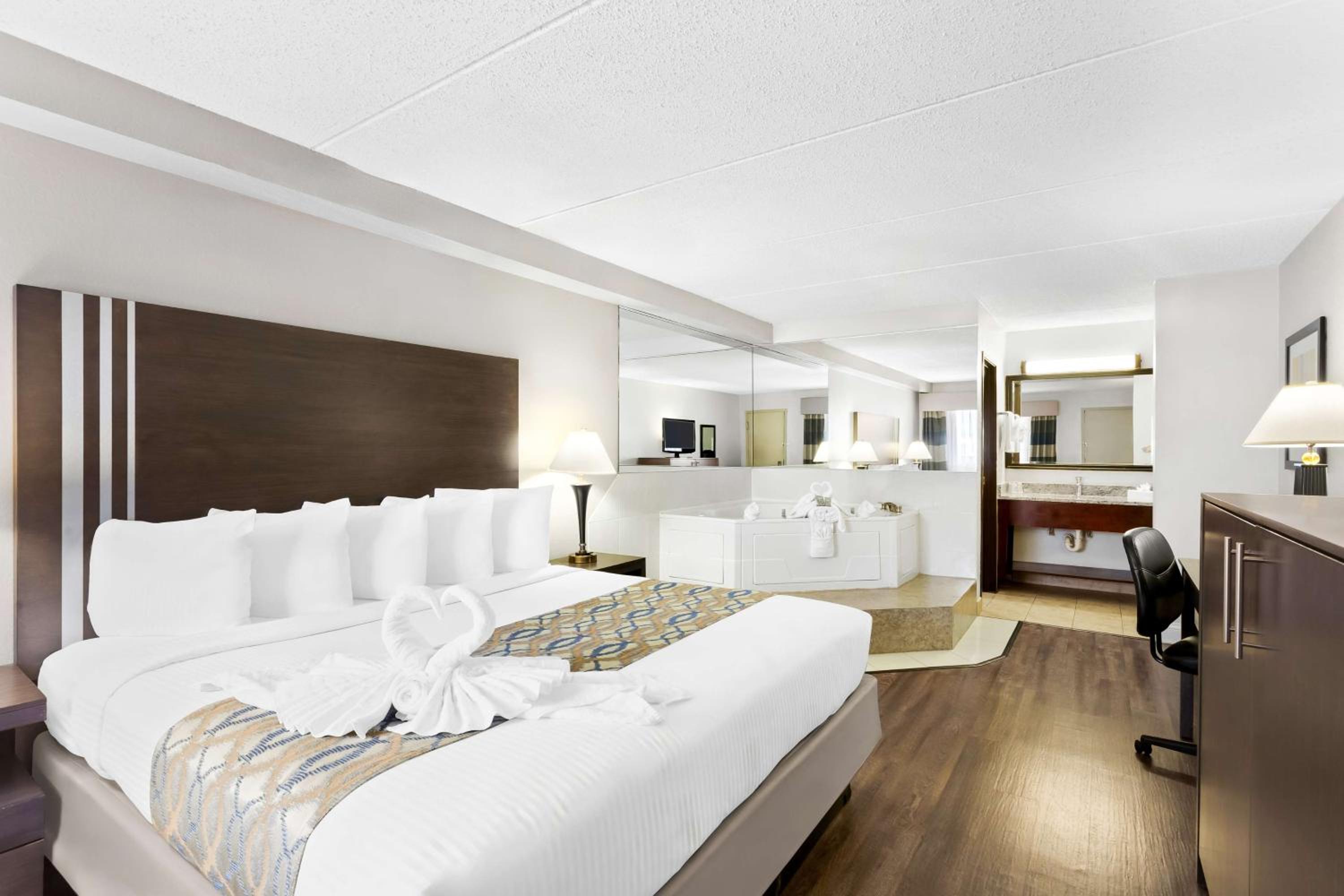 King Room with Whirlpool - Smoking photo 1