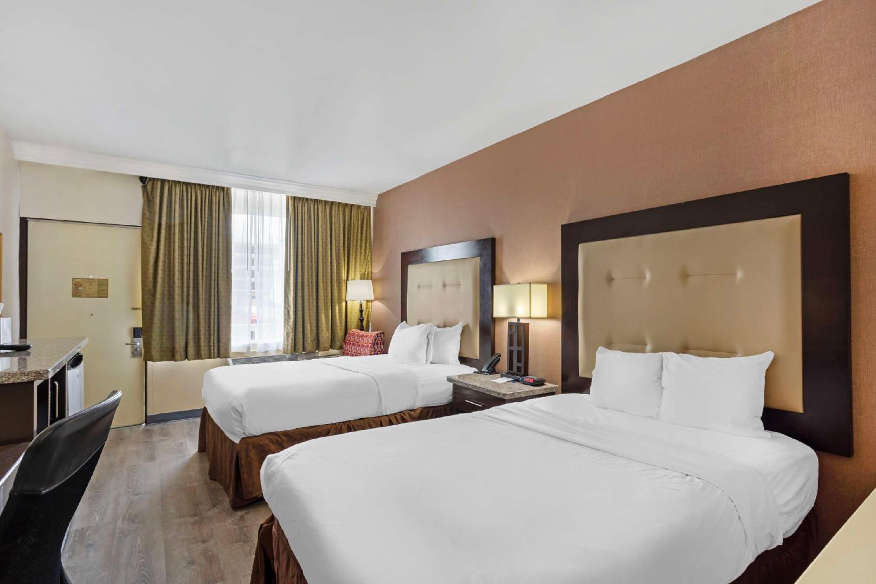 Double Room with Two Double Beds - Non-Smoking - Photo 4