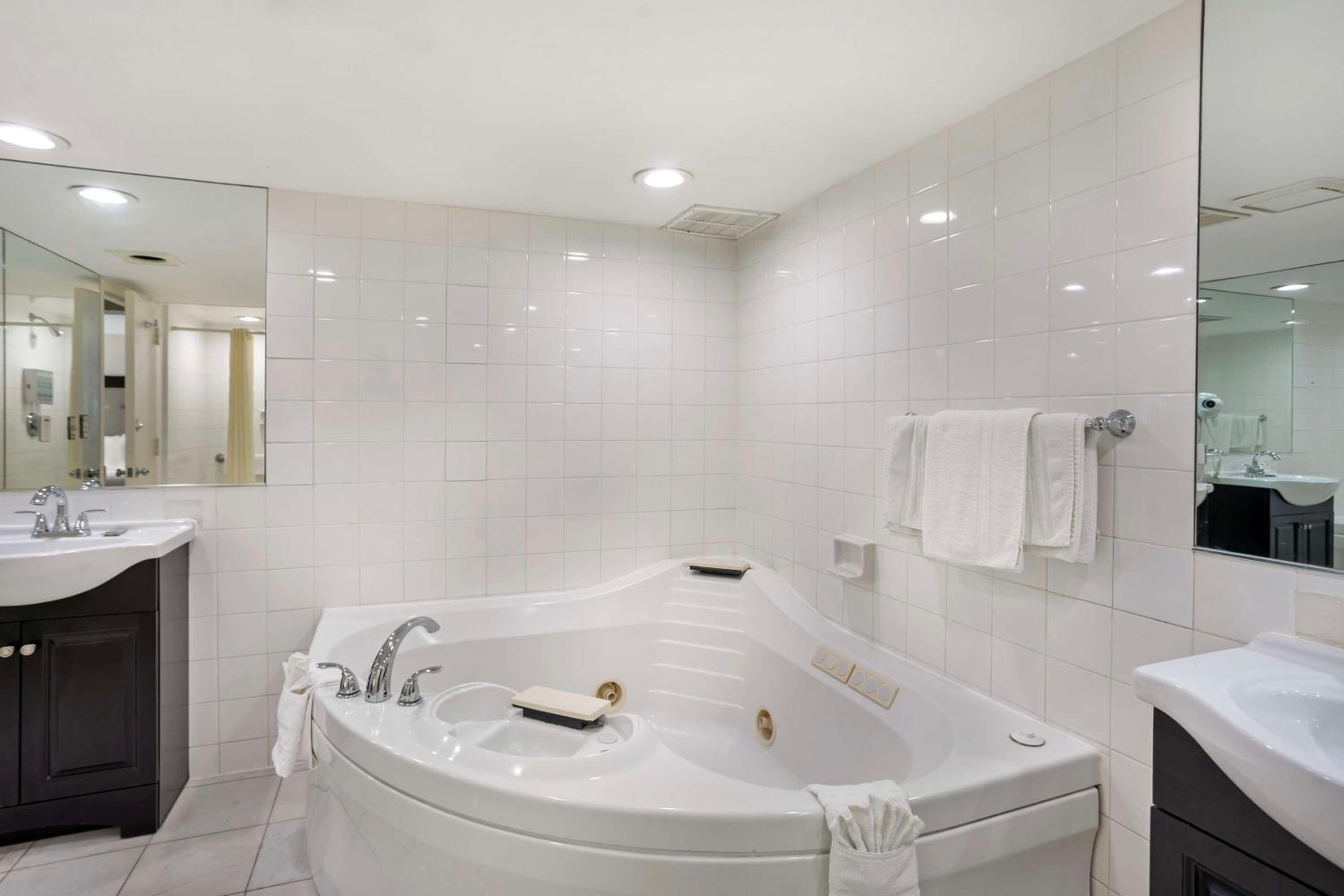 King Suite with Spa Bath - Non-Smoking - Photo 3