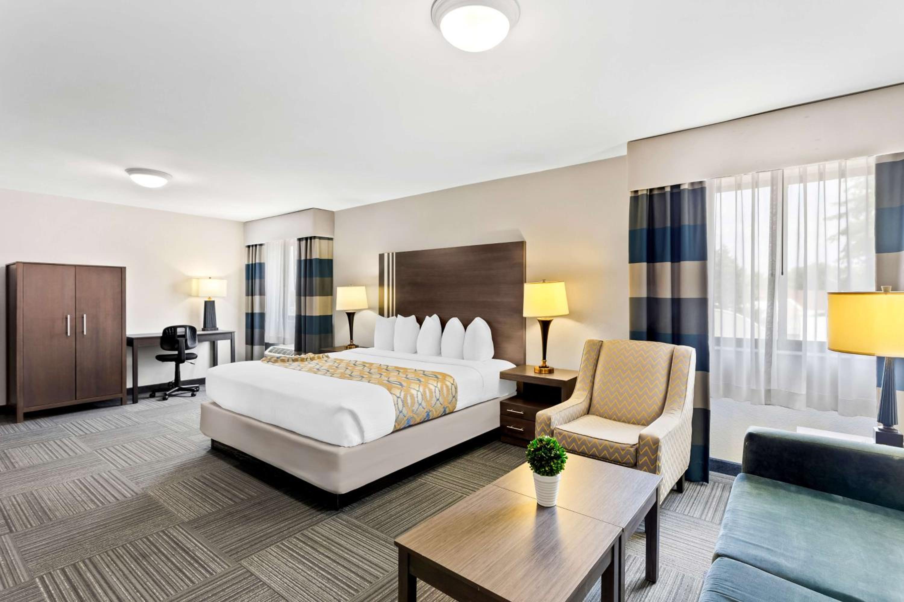 King Room with Sofa Bed - Non-Smoking photo 1