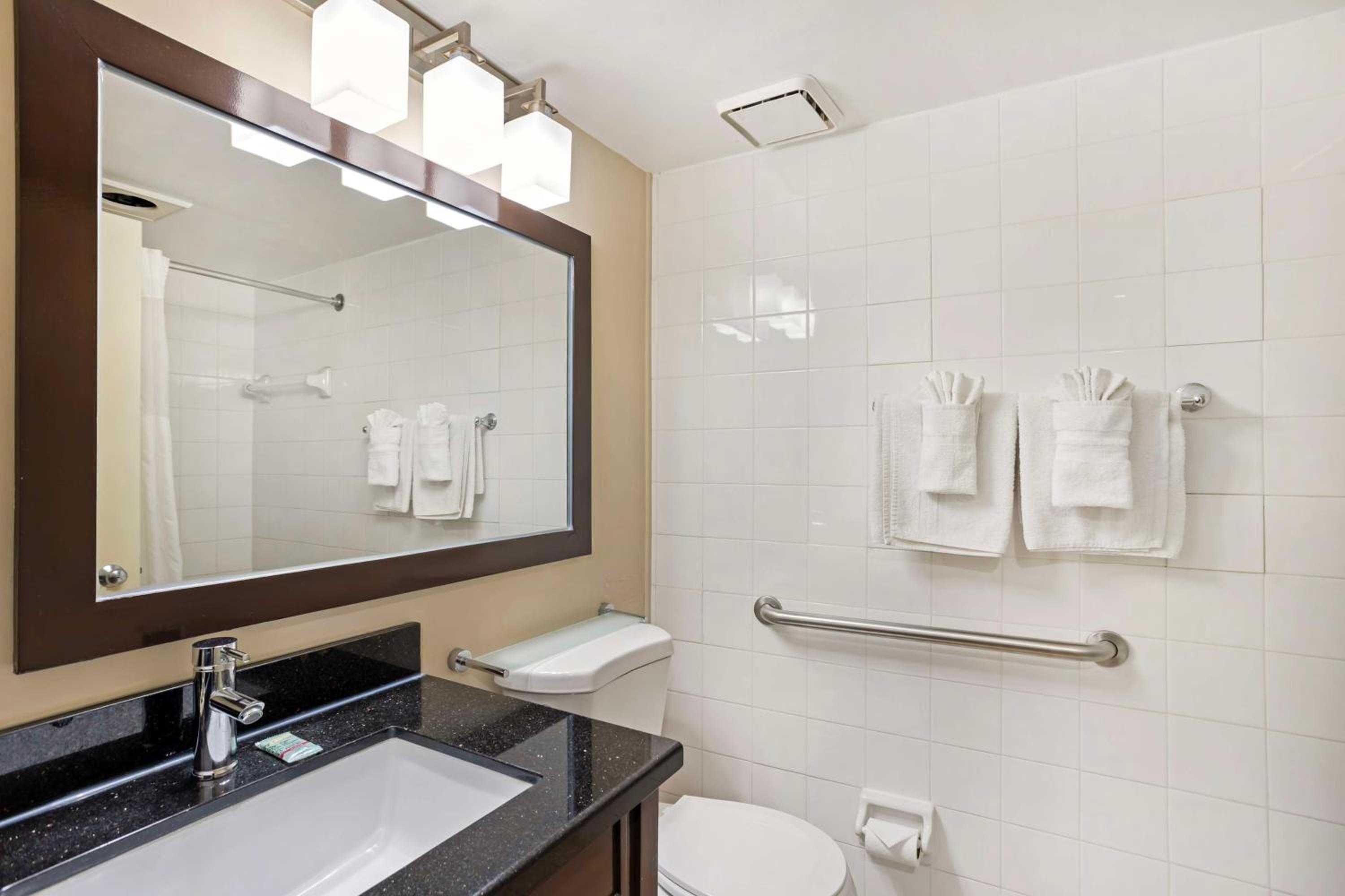 Double Room with Two Double Beds and Bath Tub - Mobility Access - Photo 3