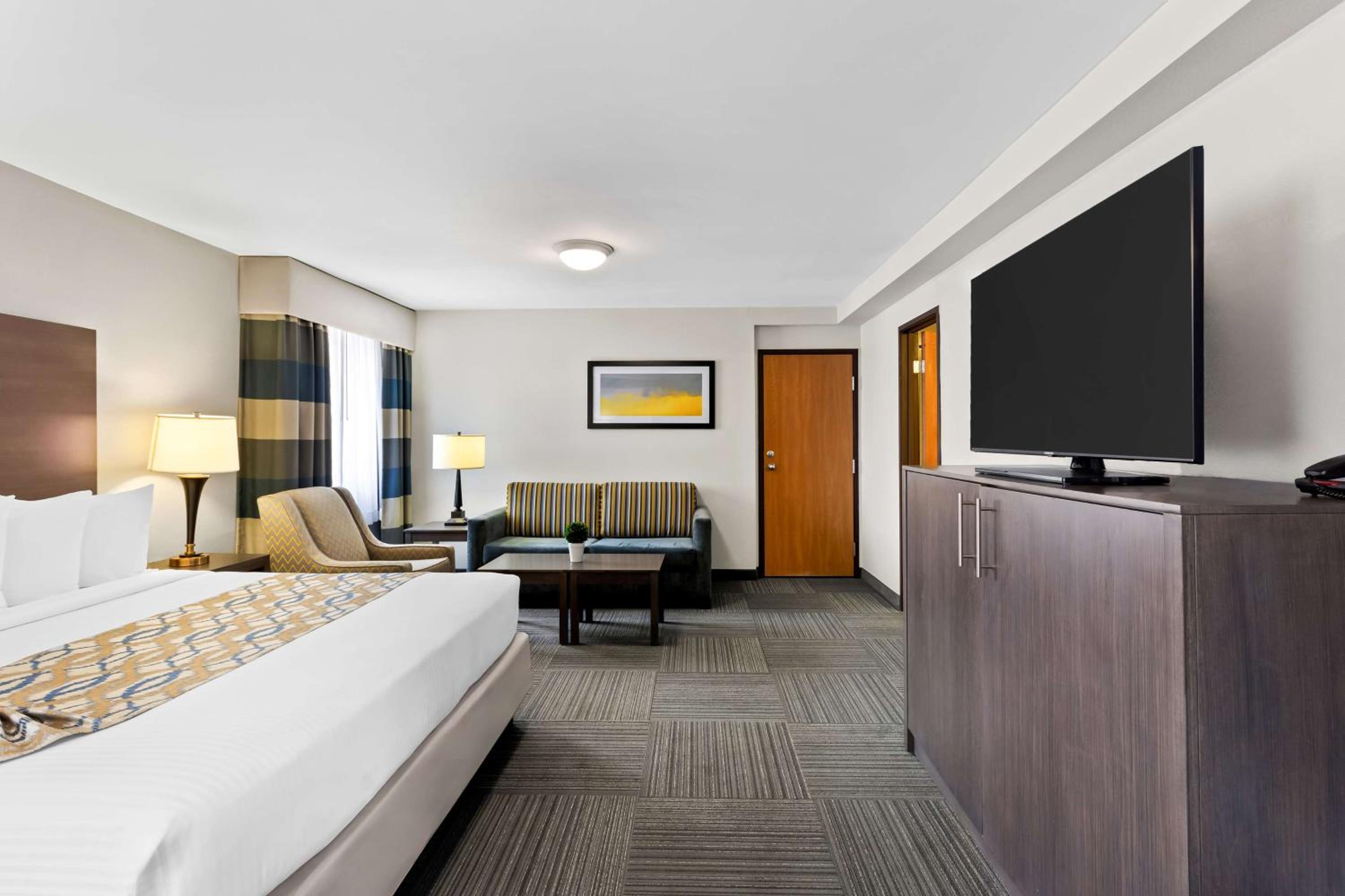 King Room with Sofa Bed - Non-Smoking photo 2