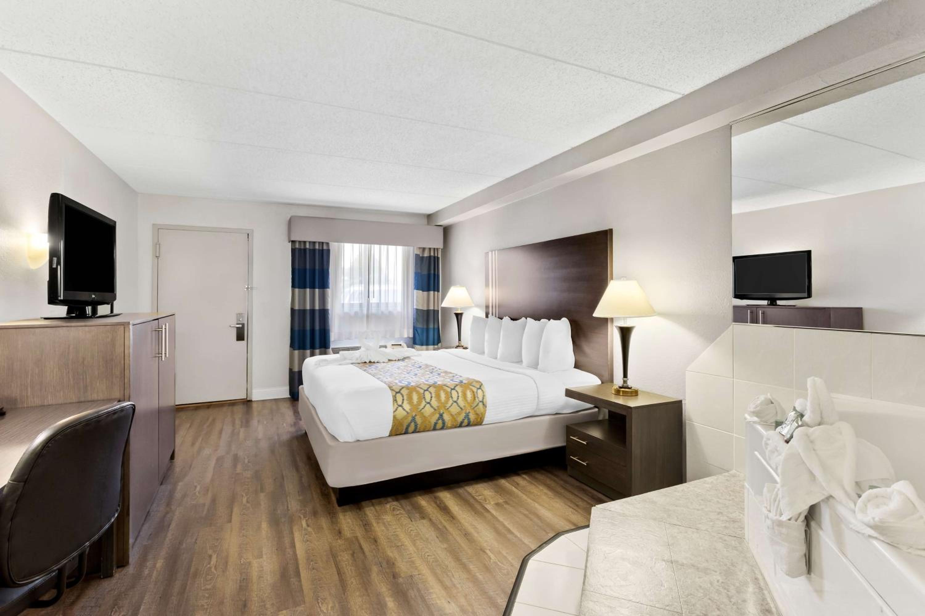 King Room with Whirlpool - Smoking photo 3