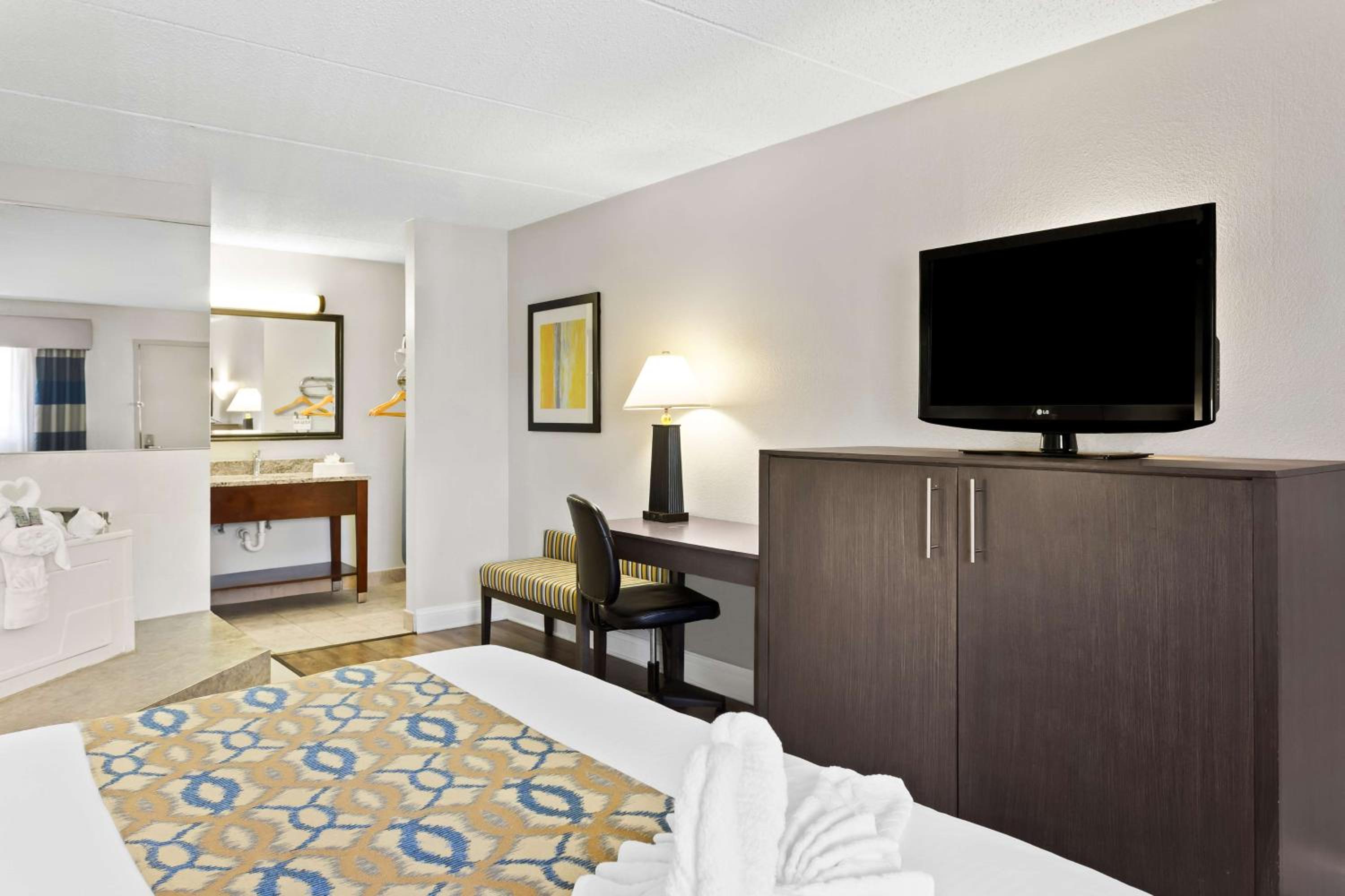 King Room with Whirlpool - Smoking photo 2
