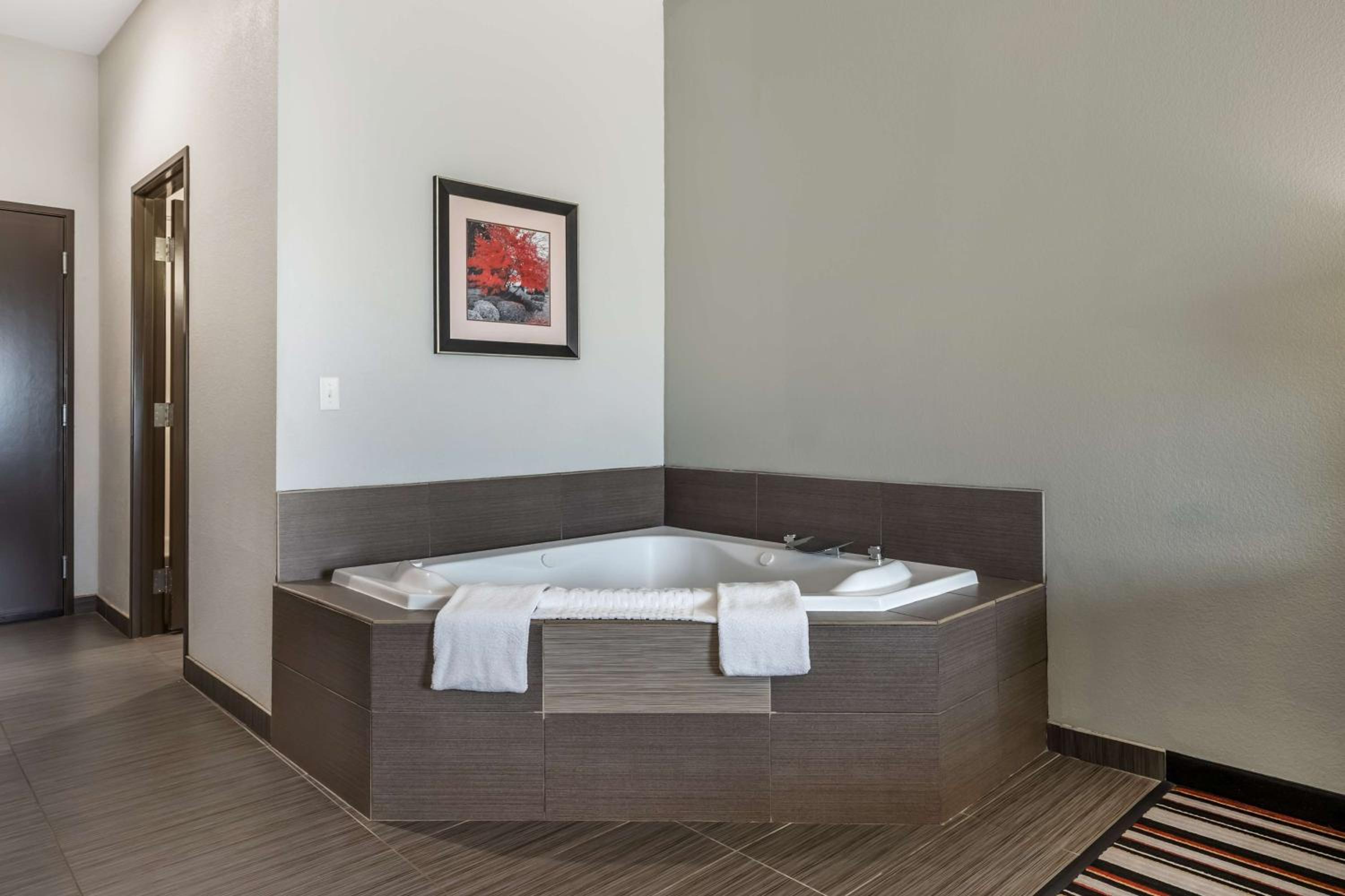King Room with Spa Bath - Non-Smoking photo 3