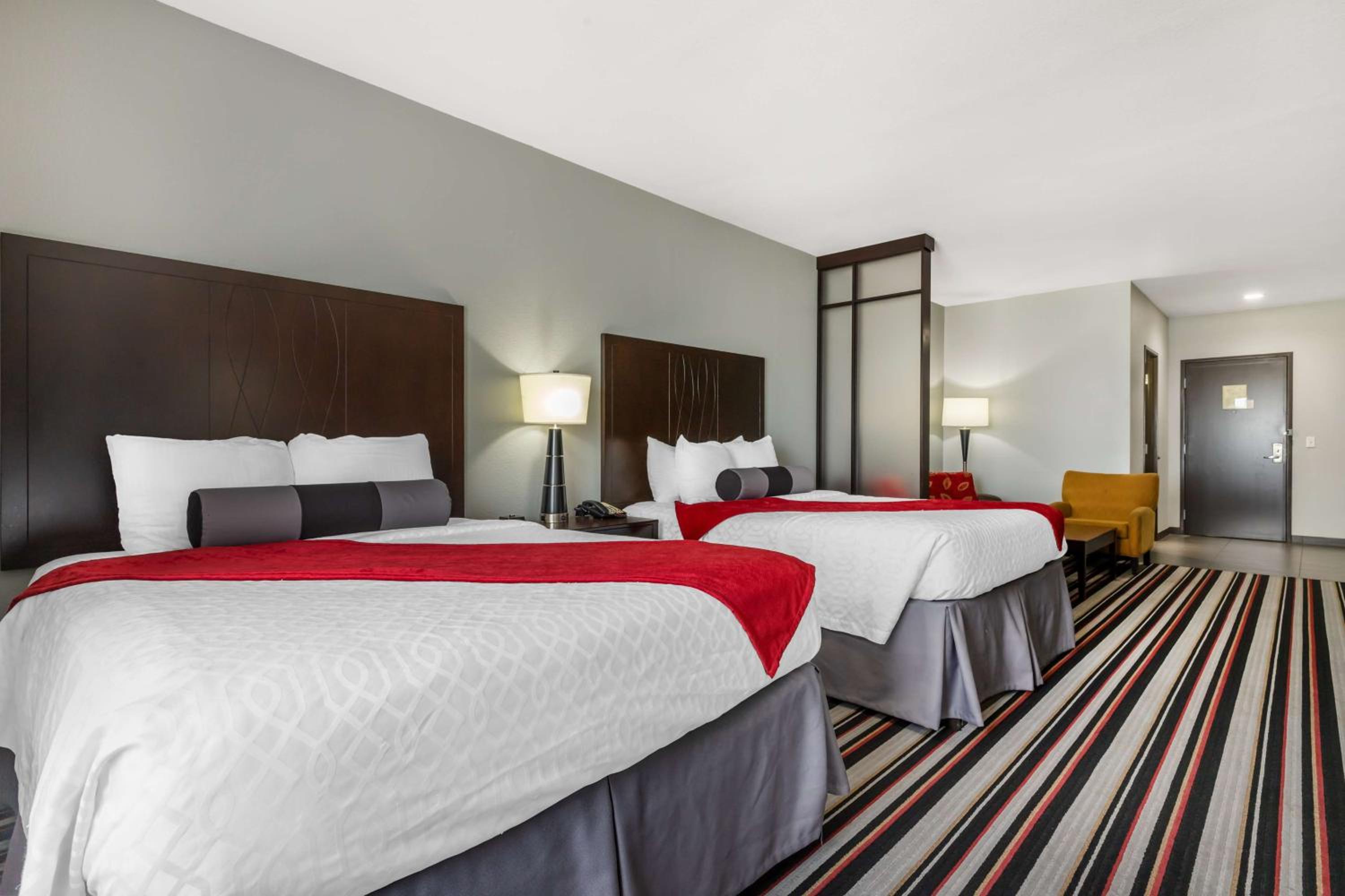Queen Suite with Two Queen Beds photo 2