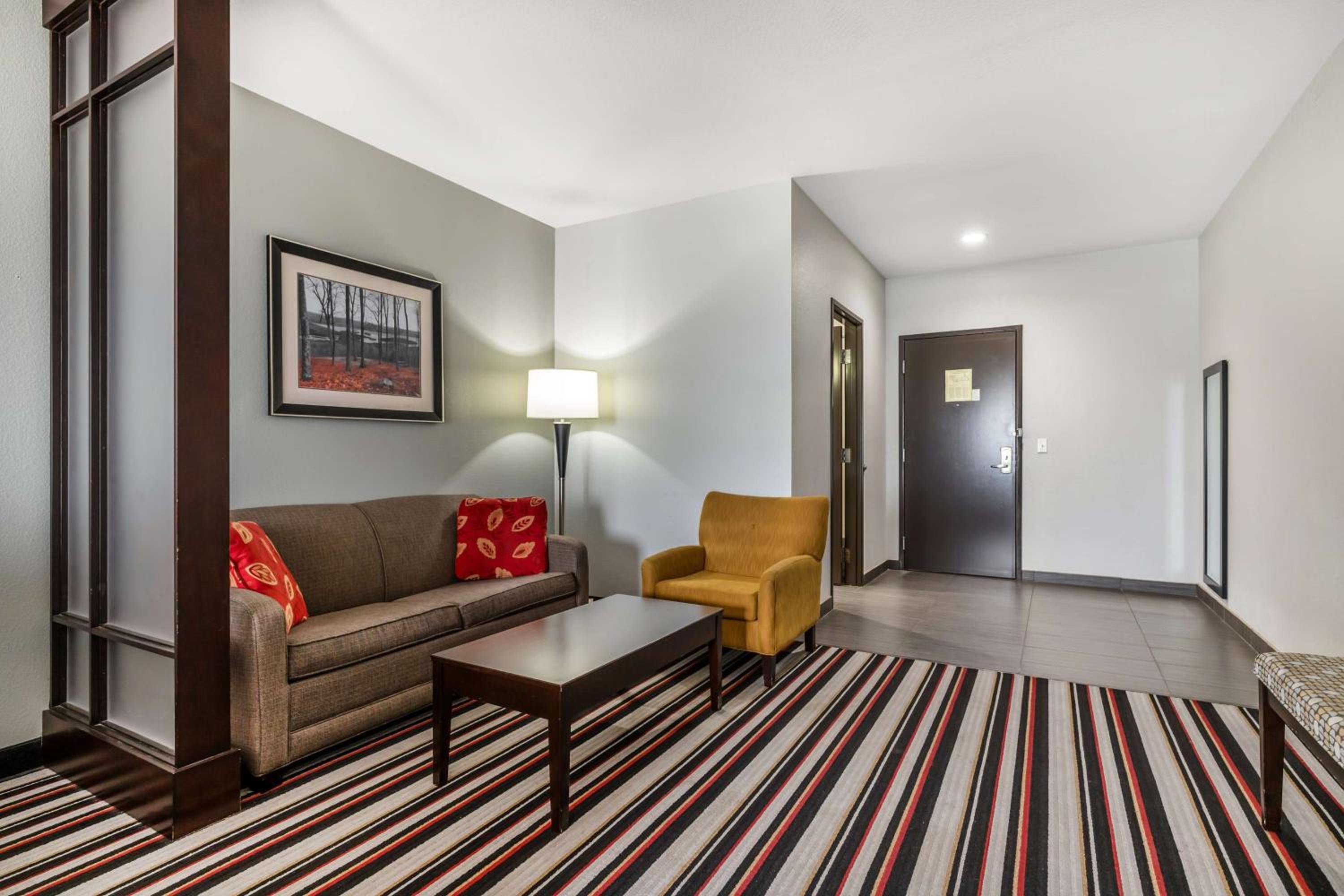 Queen Suite with Two Queen Beds and Bath Tub - Mobility Access photo 3