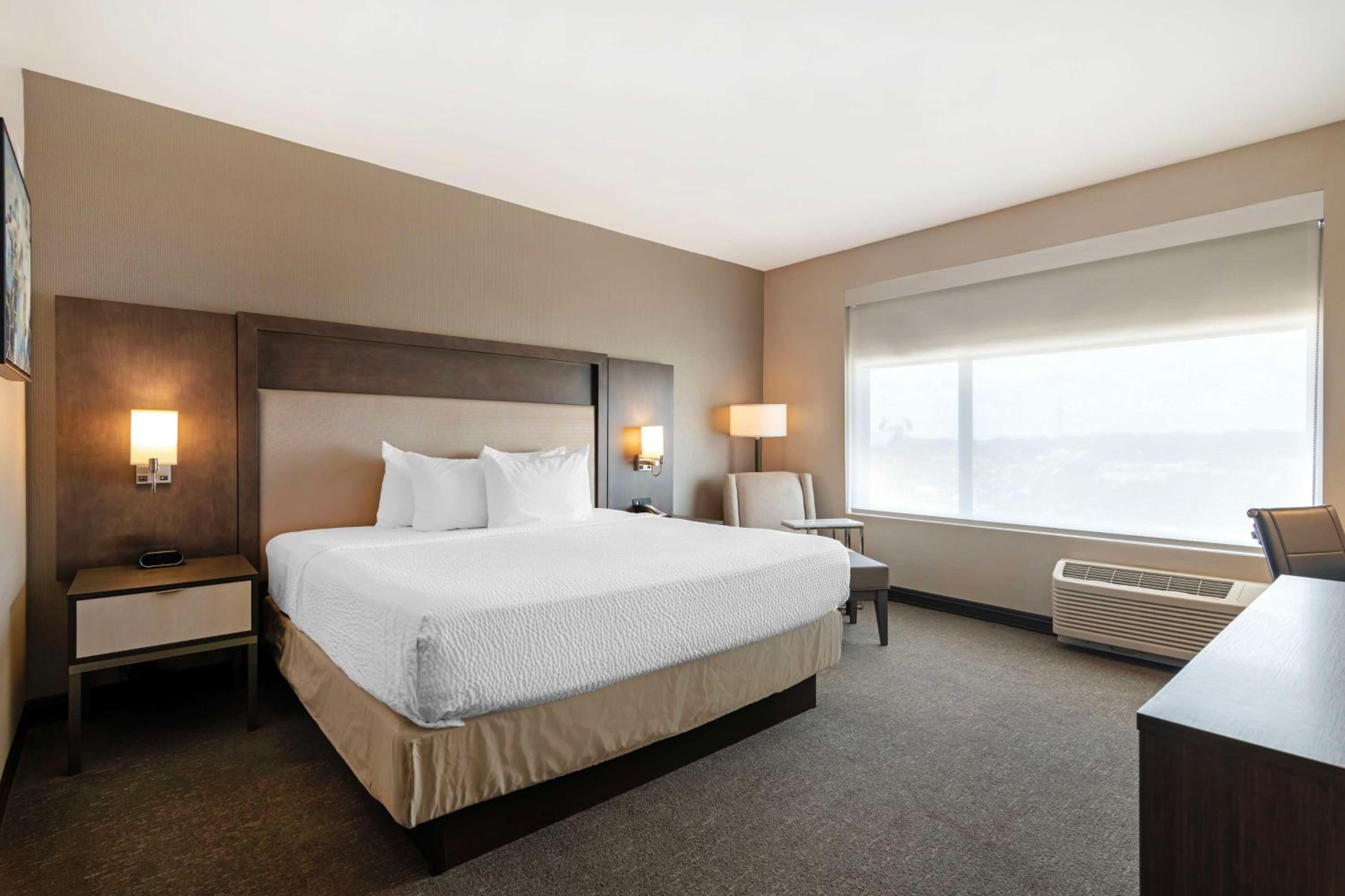 King Suite With Balcony - Photo 2