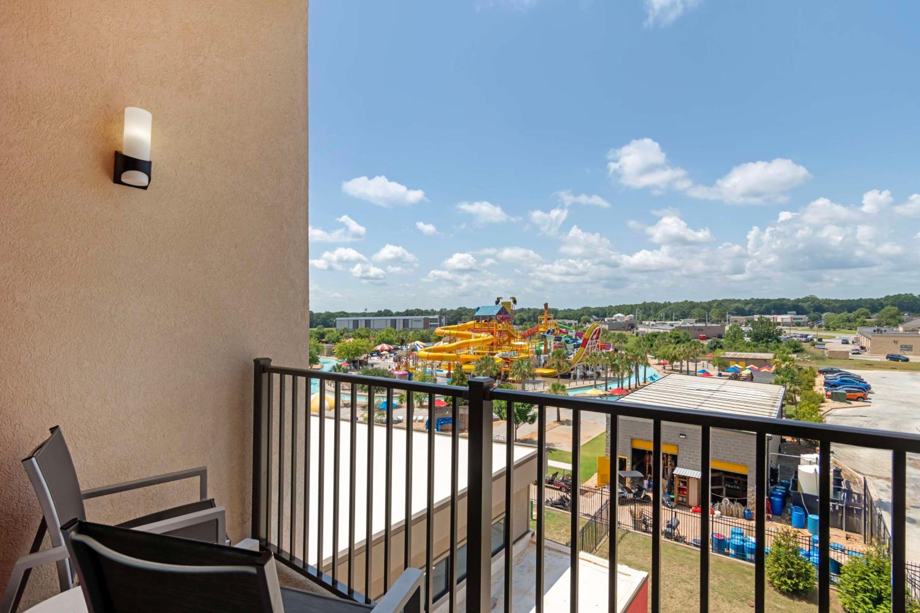 King Suite With Balcony - Photo 4