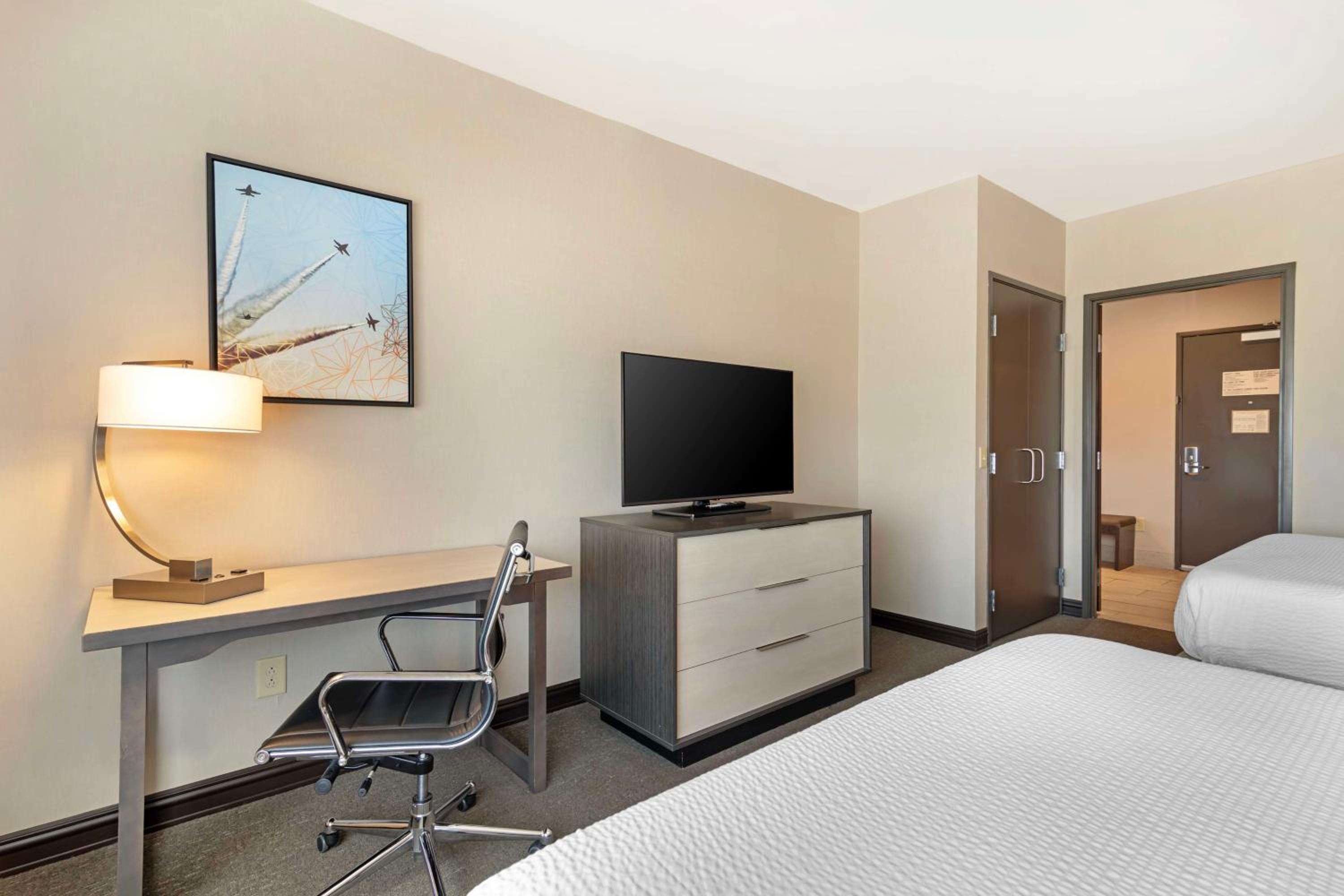 Queen Suite with Two Queen Beds and Sofa Bed - Photo 3