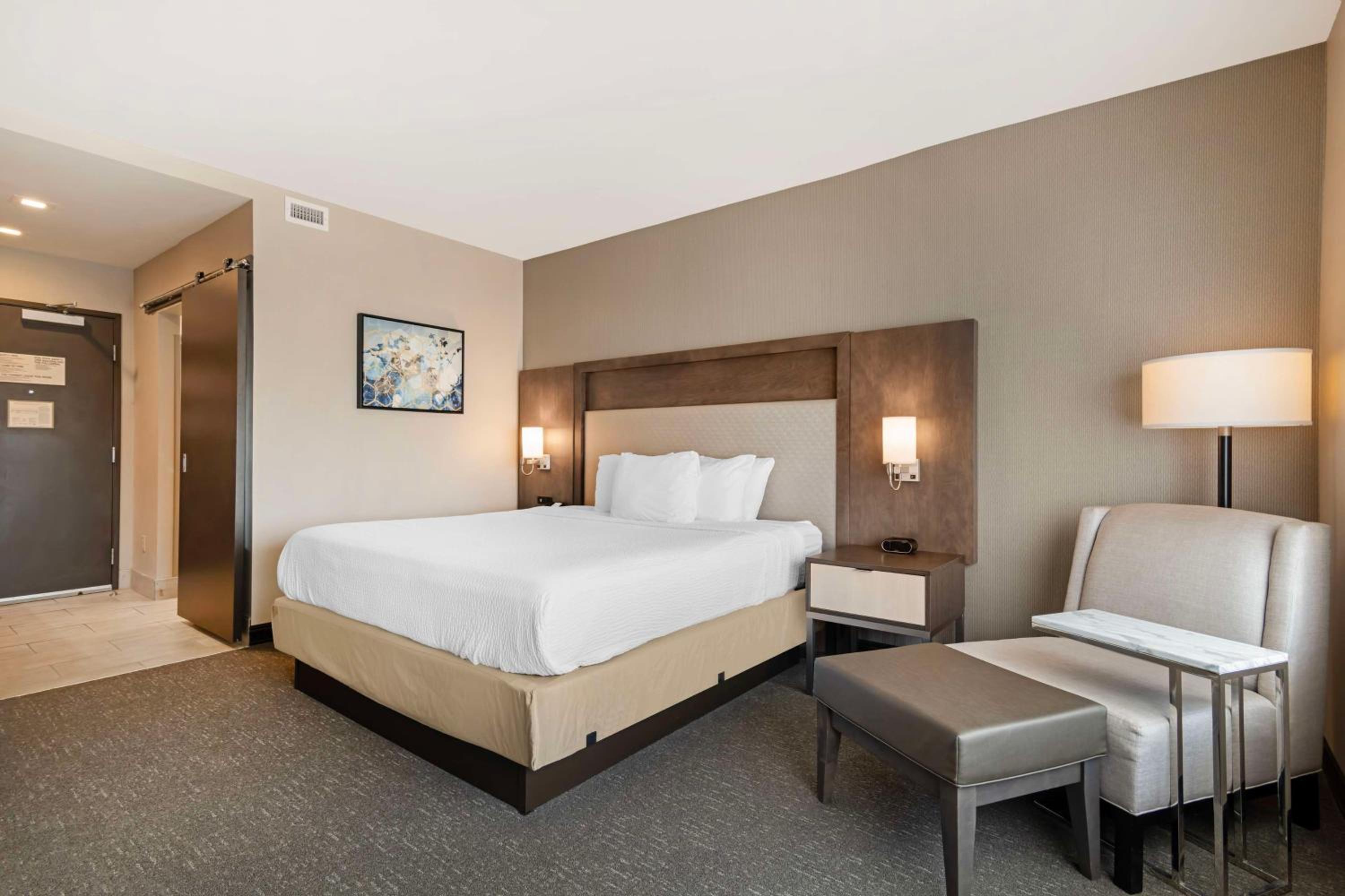 King Suite with Walk-In Shower, Balcony and Kitchenette - Disability Access/Non-Smoking - Photo 2