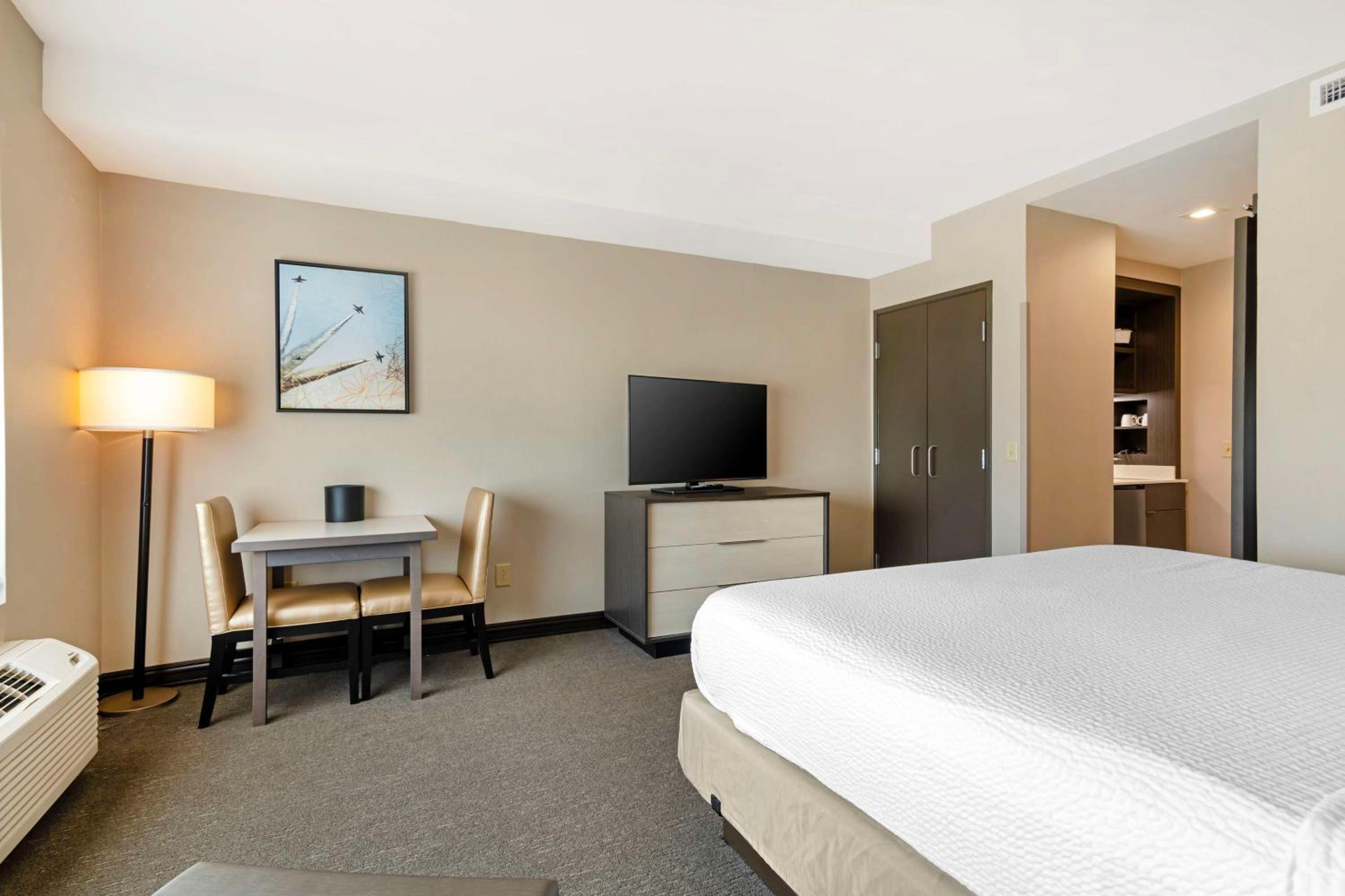 King Suite with Walk-In Shower, Balcony and Kitchenette - Disability Access/Non-Smoking - Photo 3