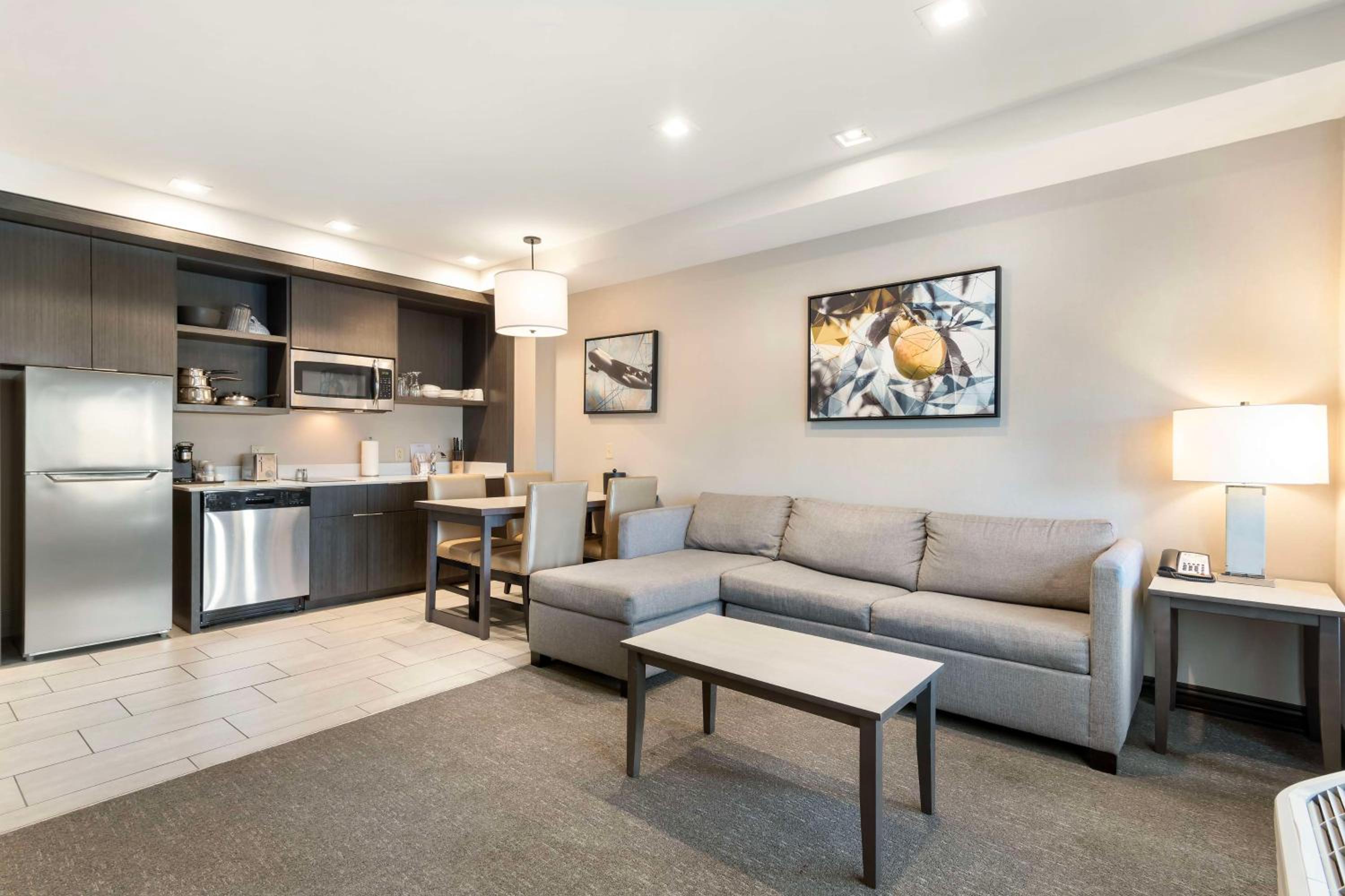 King Suite With Sofa Bed And Communication Assistance - Photo 4