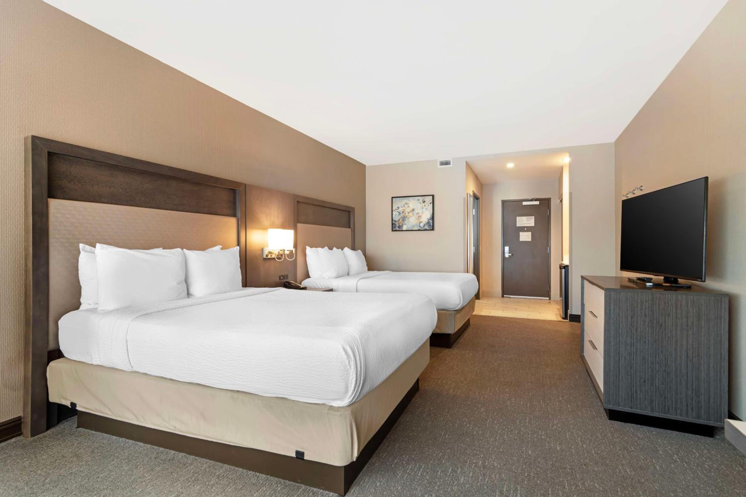 Queen Room with Two Queen Beds - Photo 2