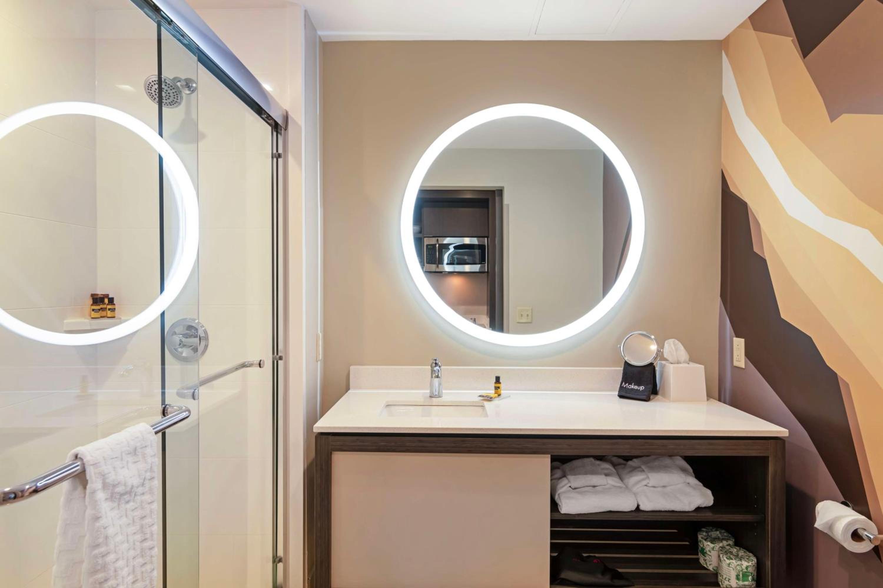 King Suite with Walk-In Shower, Balcony and Kitchenette - Disability Access/Non-Smoking - Photo 4
