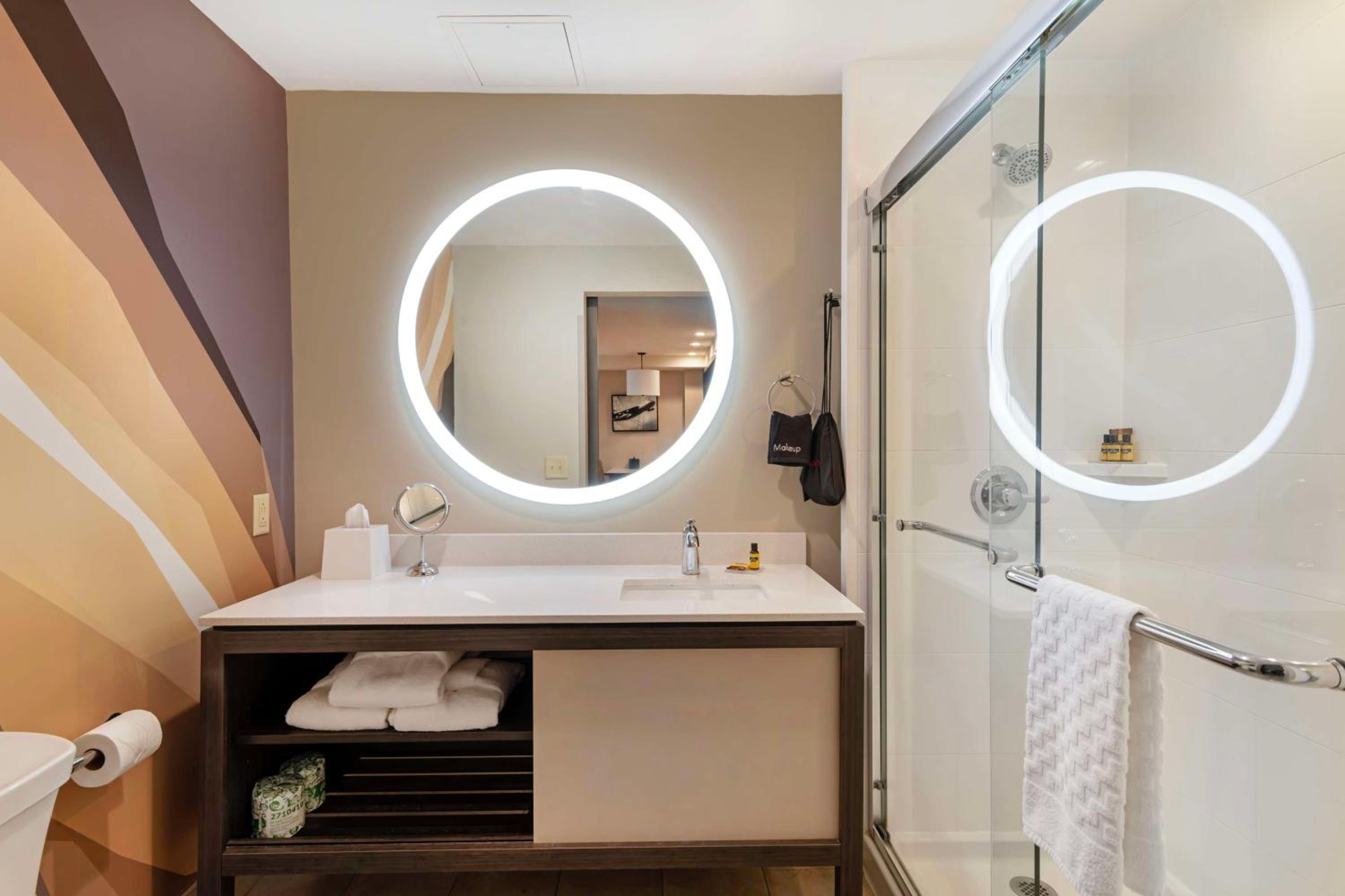 King Suite With Sofa Bed And Communication Assistance - Photo 2