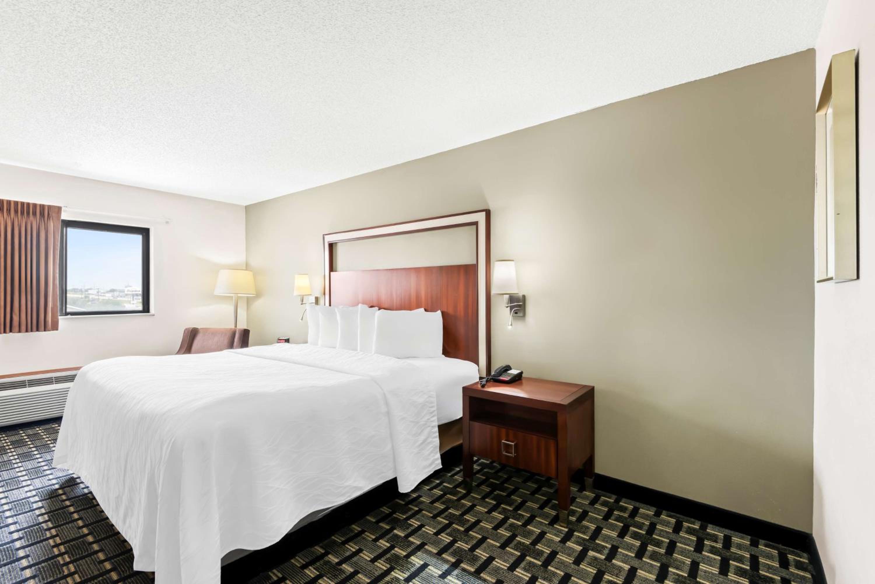 King Room - Non Smoking - Photo 1