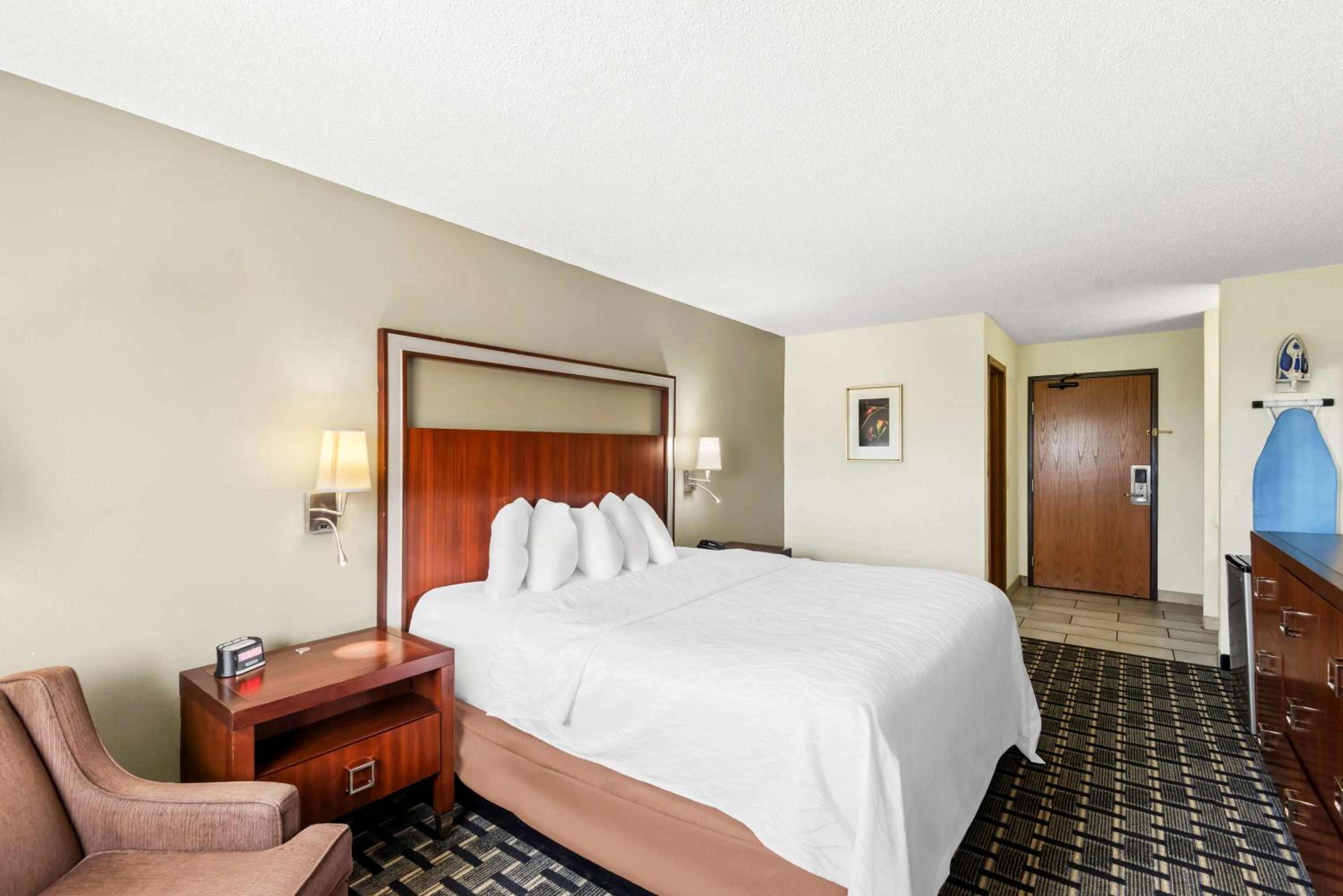 King Room - Non Smoking - Photo 2