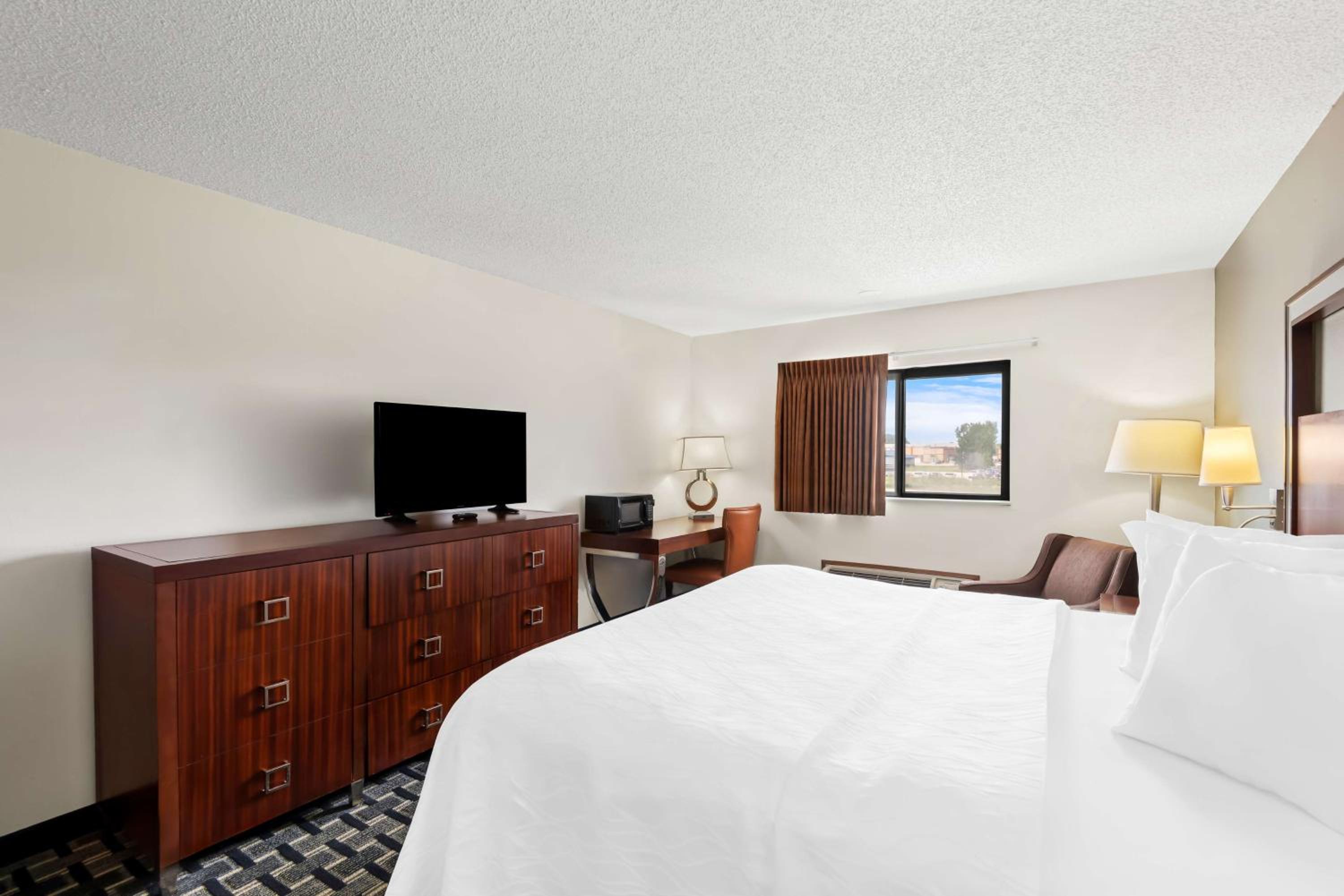 King Room - Non Smoking - Photo 5