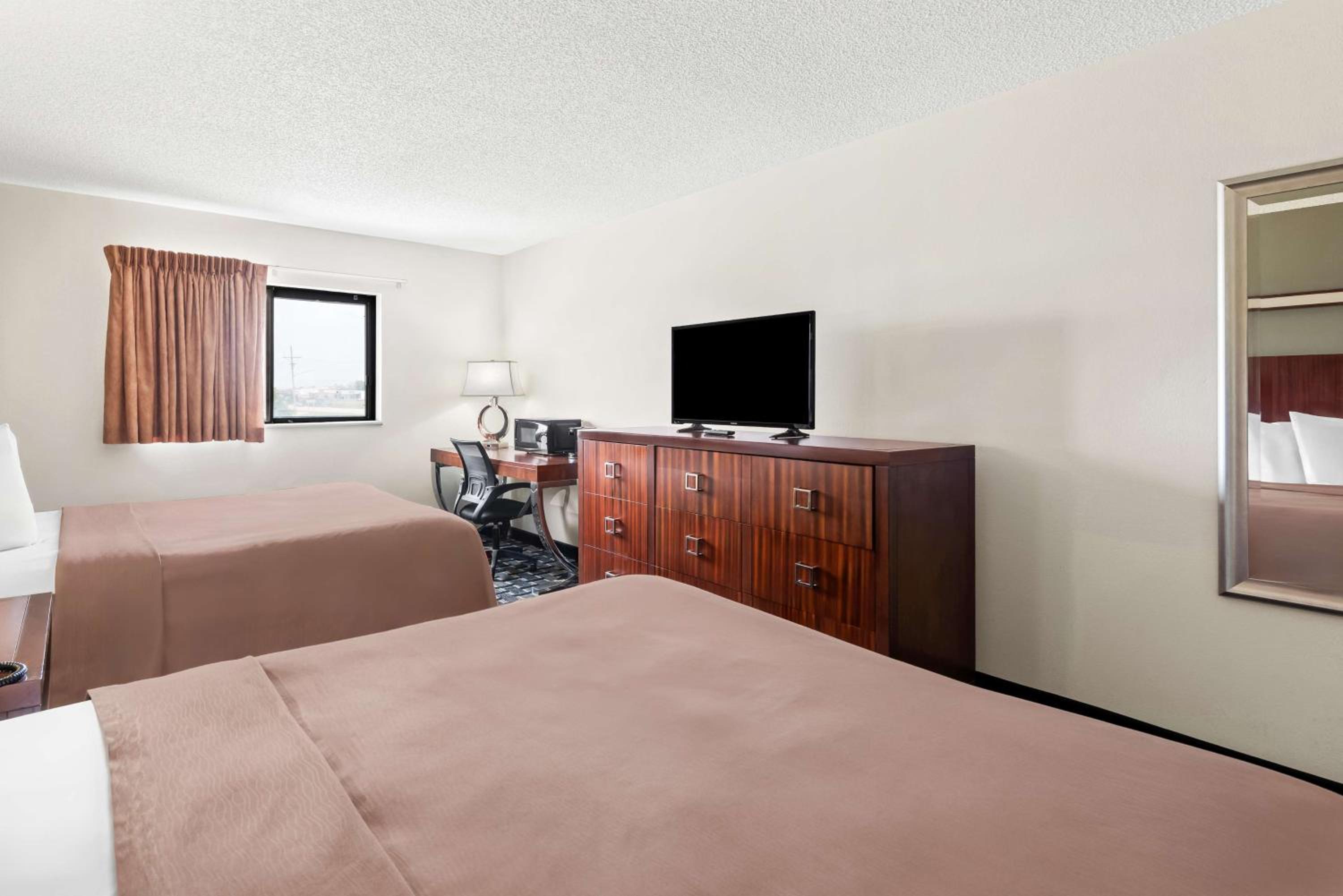 Queen Room with Two Queen Beds - Non-Smoking - Photo 4