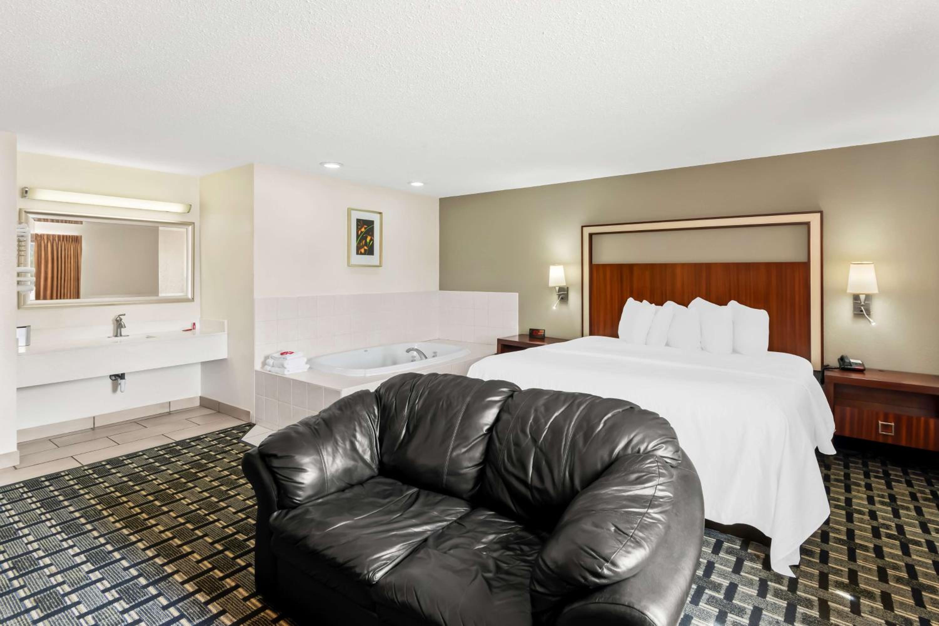 King Suite with Spa Bath - Non-Smoking - Photo 1