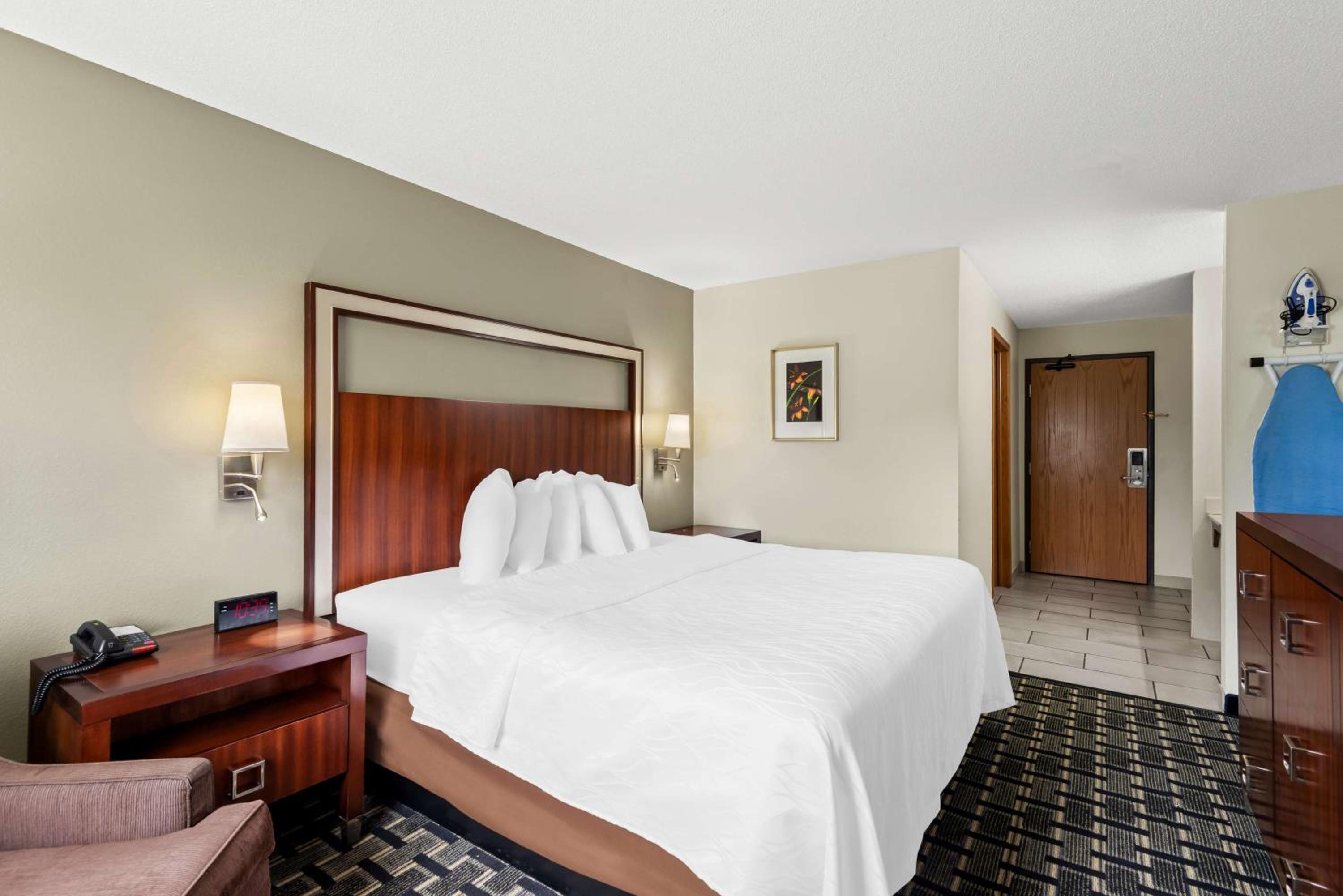 King Room with Bath Tub - Disability Access/Non-Smoking  - Photo 4