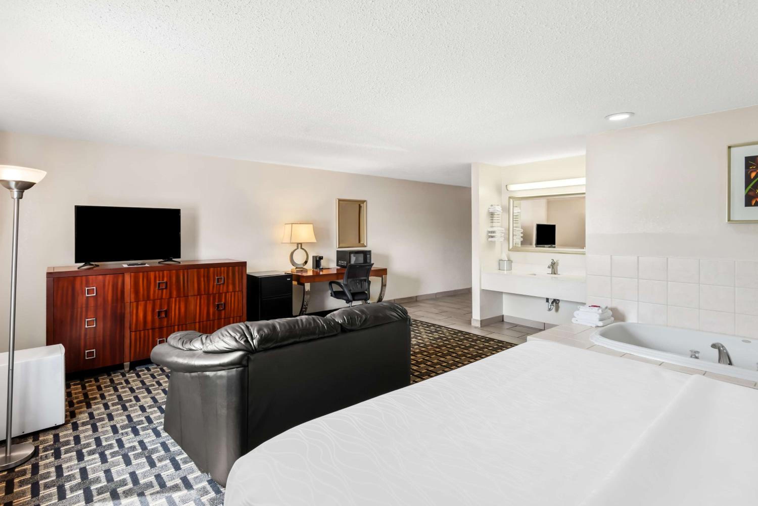 King Suite with Spa Bath - Non-Smoking - Photo 2