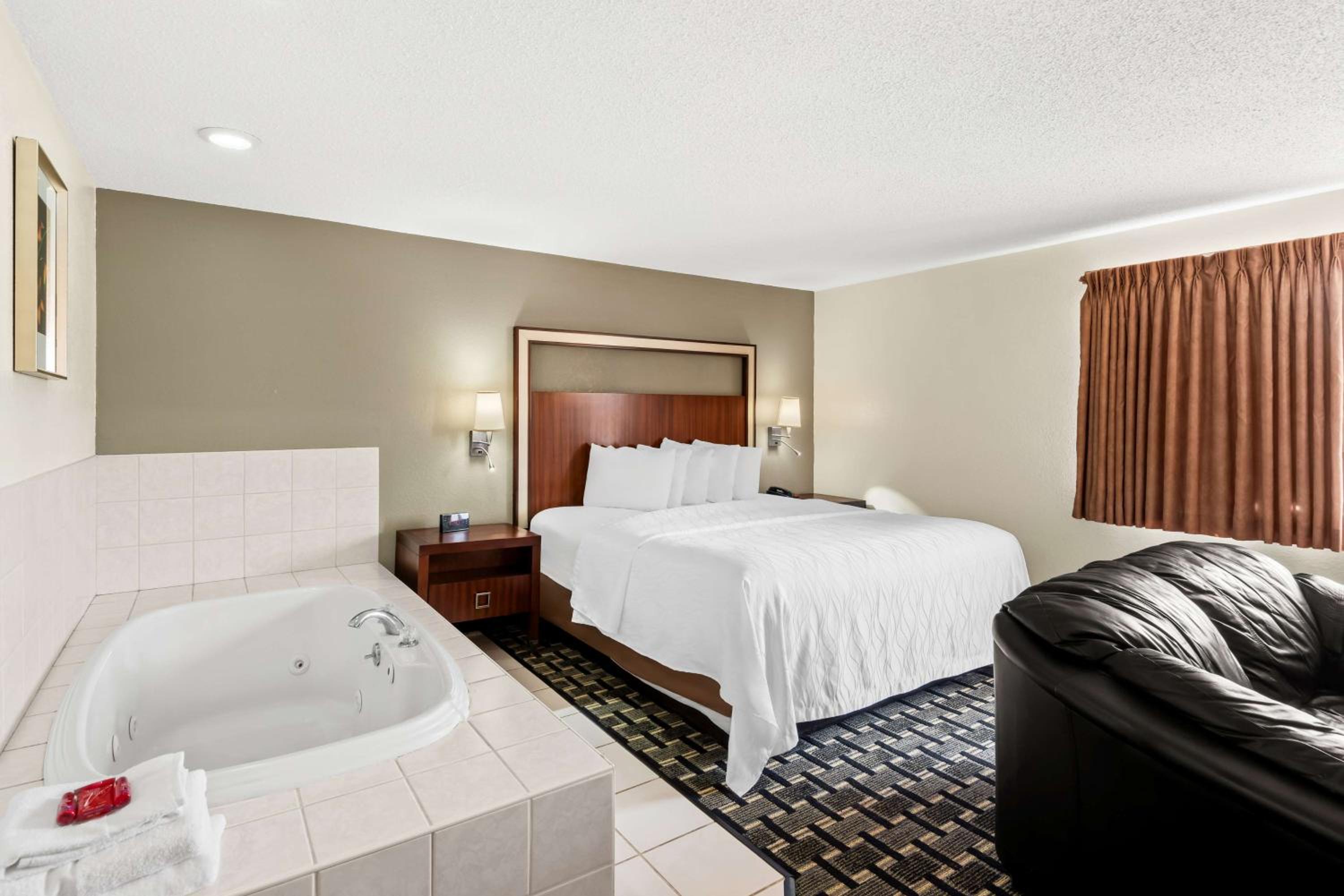 King Suite with Spa Bath - Non-Smoking - Photo 3