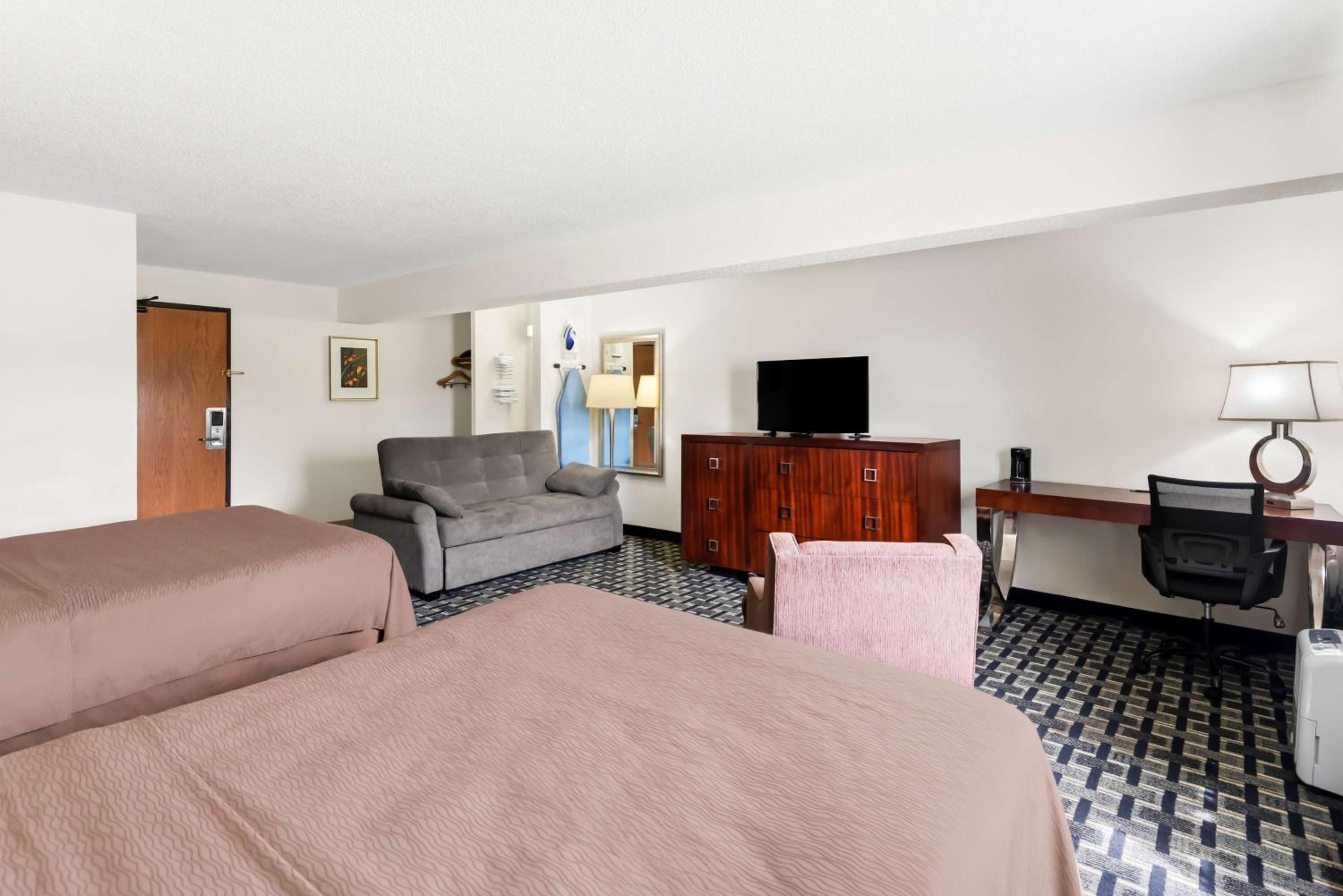 Queen Suite with Two Queen Beds - Non-Smoking - Photo 4