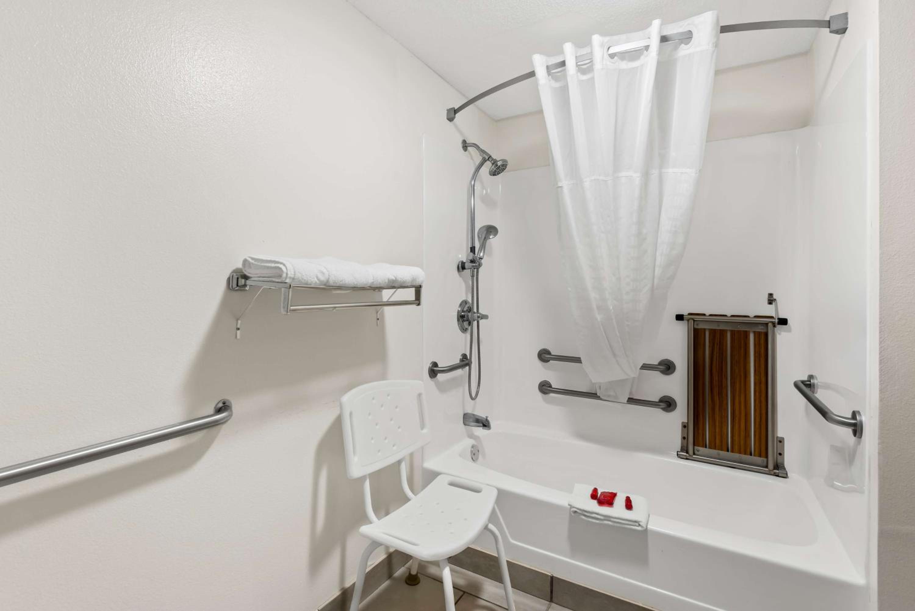 King Room with Bath Tub - Disability Access/Non-Smoking  - Photo 2