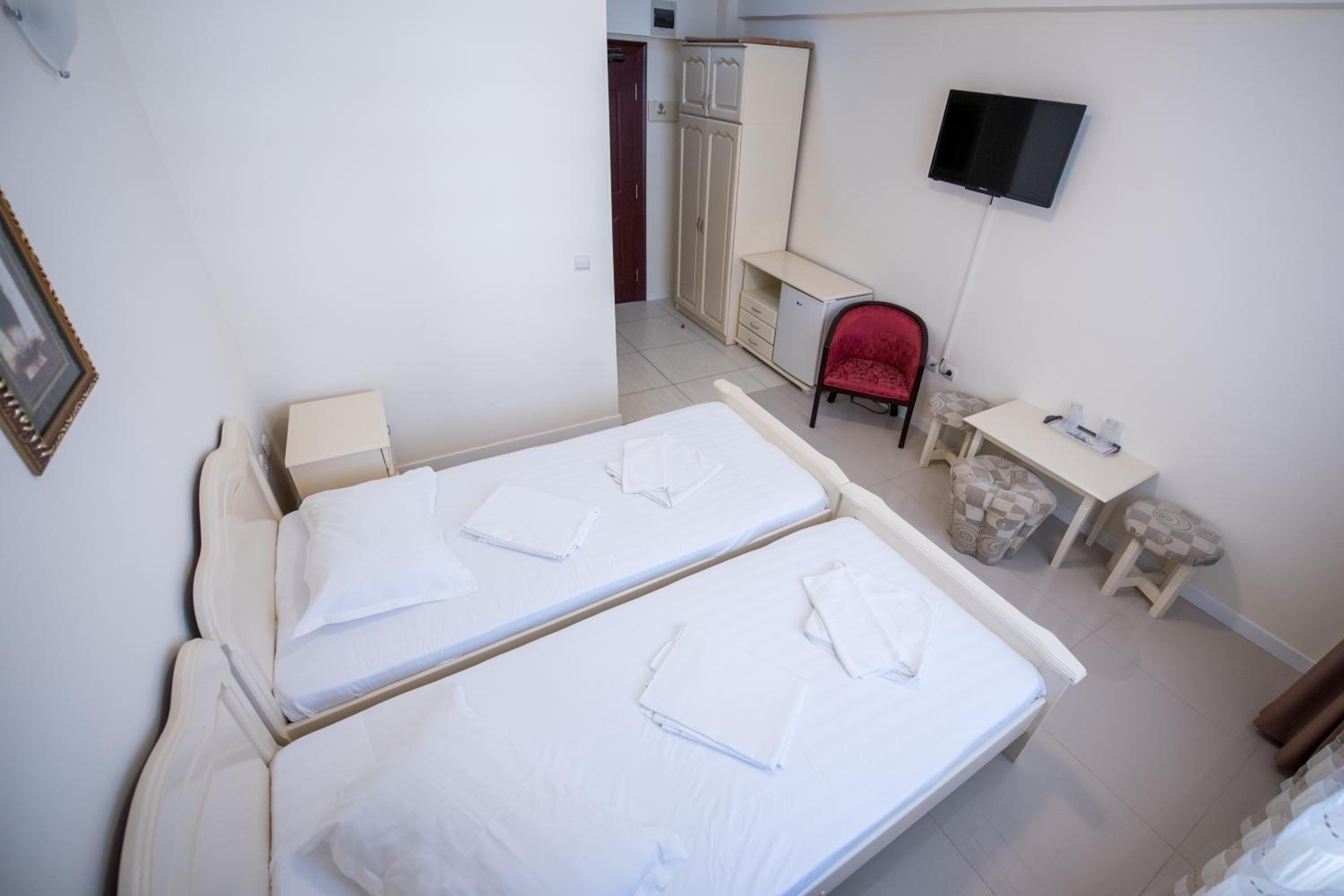 Standard Double or Twin Room - Photo 6