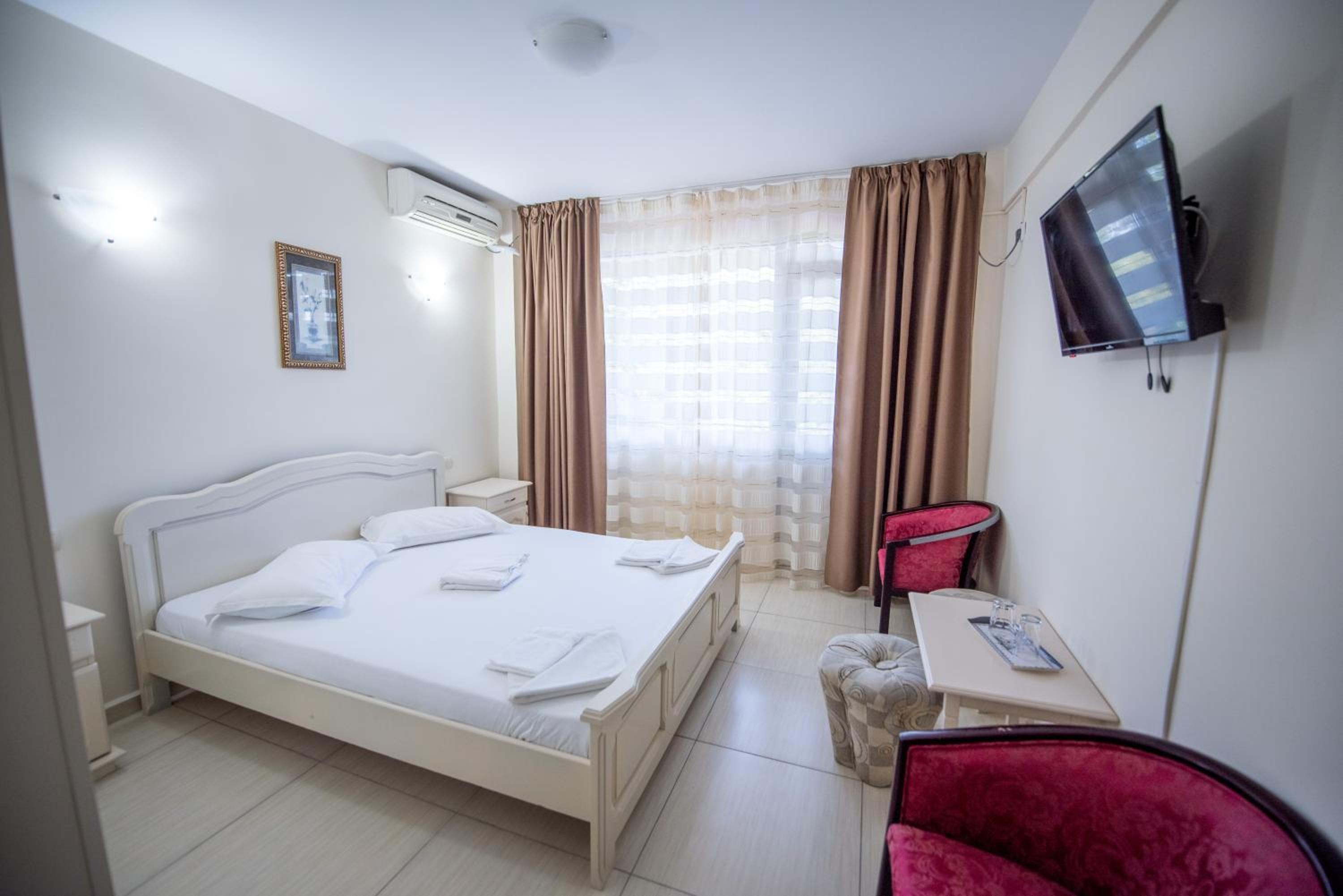 Double or Twin Room - Photo 10