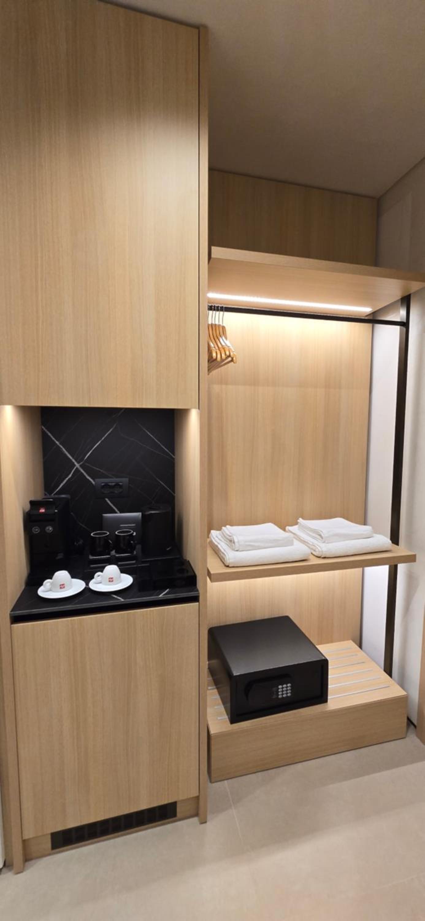 Deluxe Double Room with Balcony and Sea View photo 2