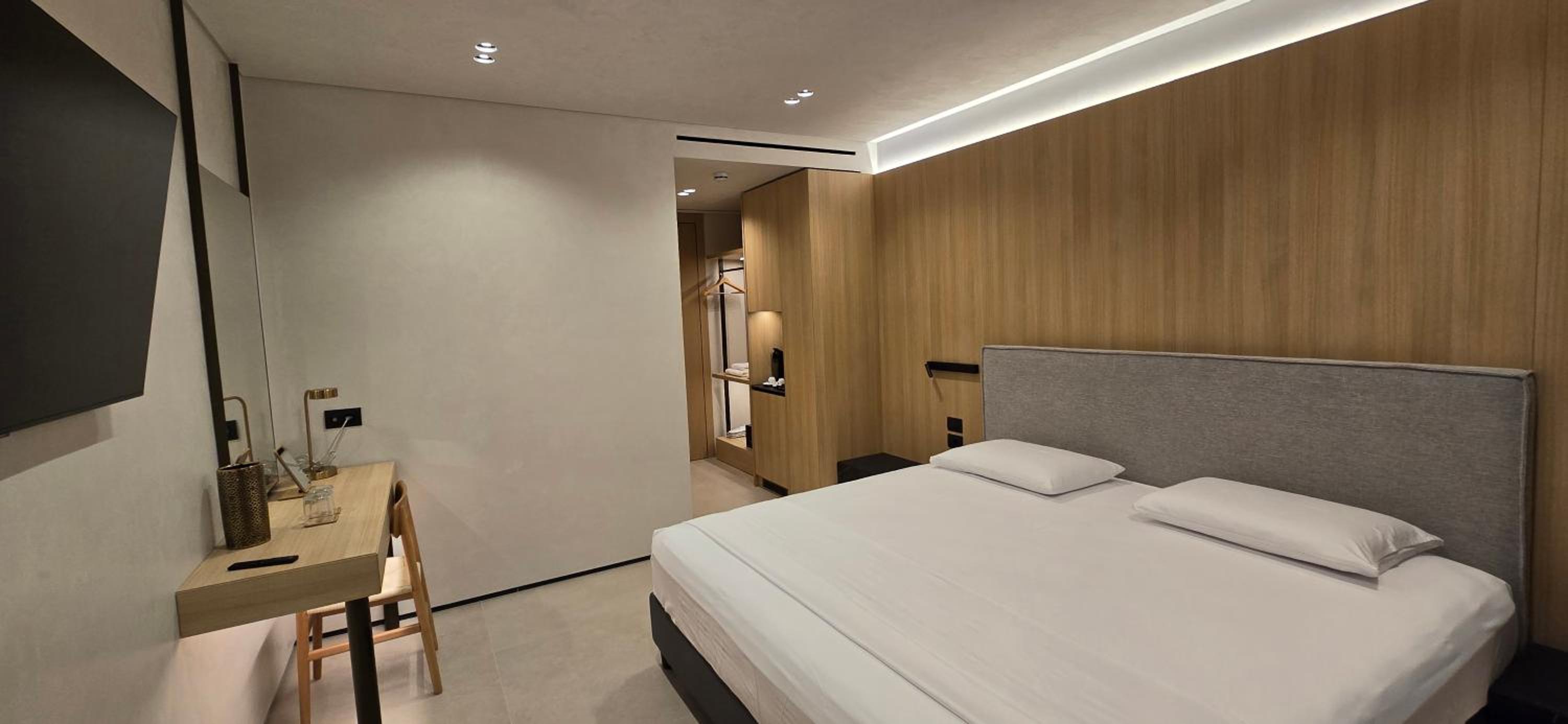 Deluxe Double Room with Side Sea View photo 1