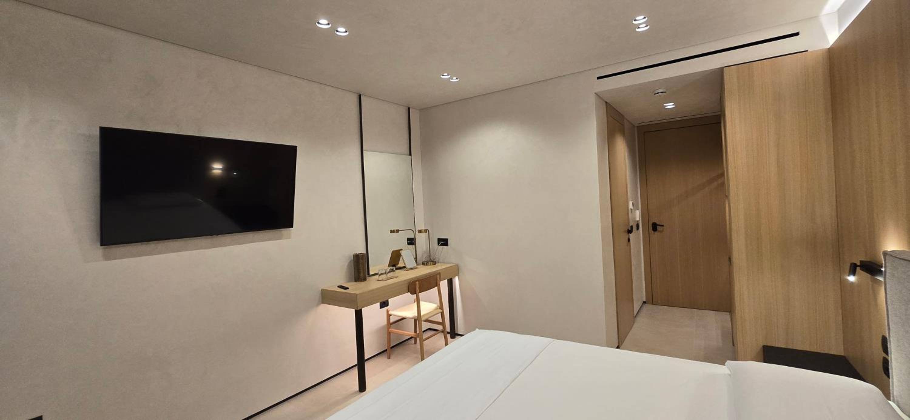 Deluxe Double Room with Side Sea View photo 2