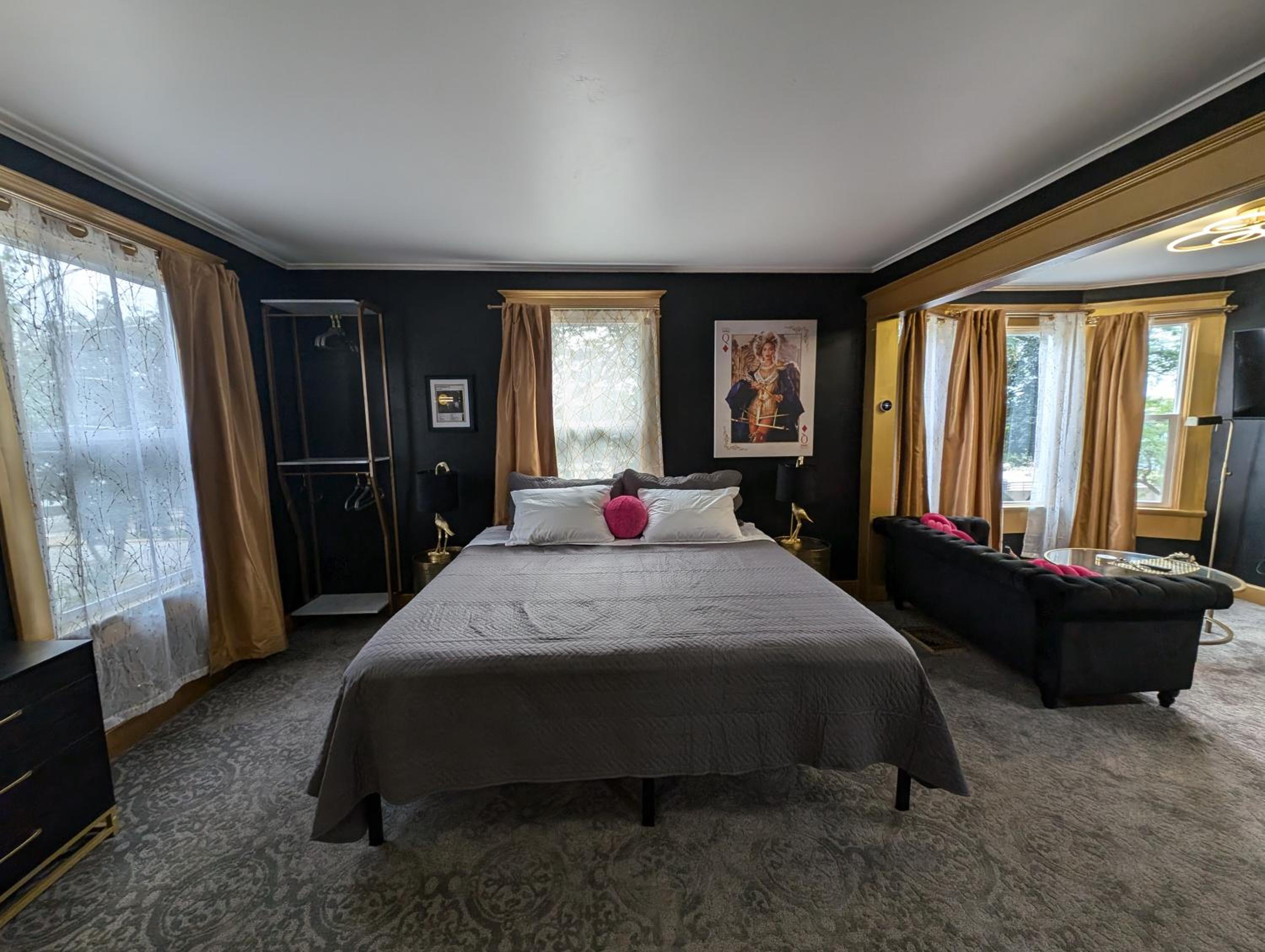 Deluxe King Suite photo 1