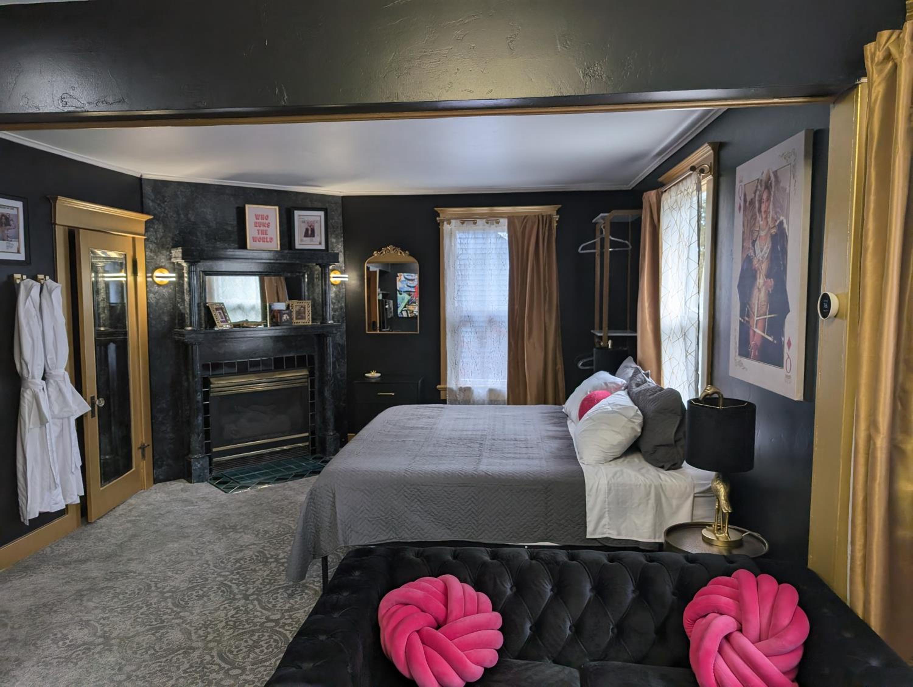 Deluxe King Suite photo 2