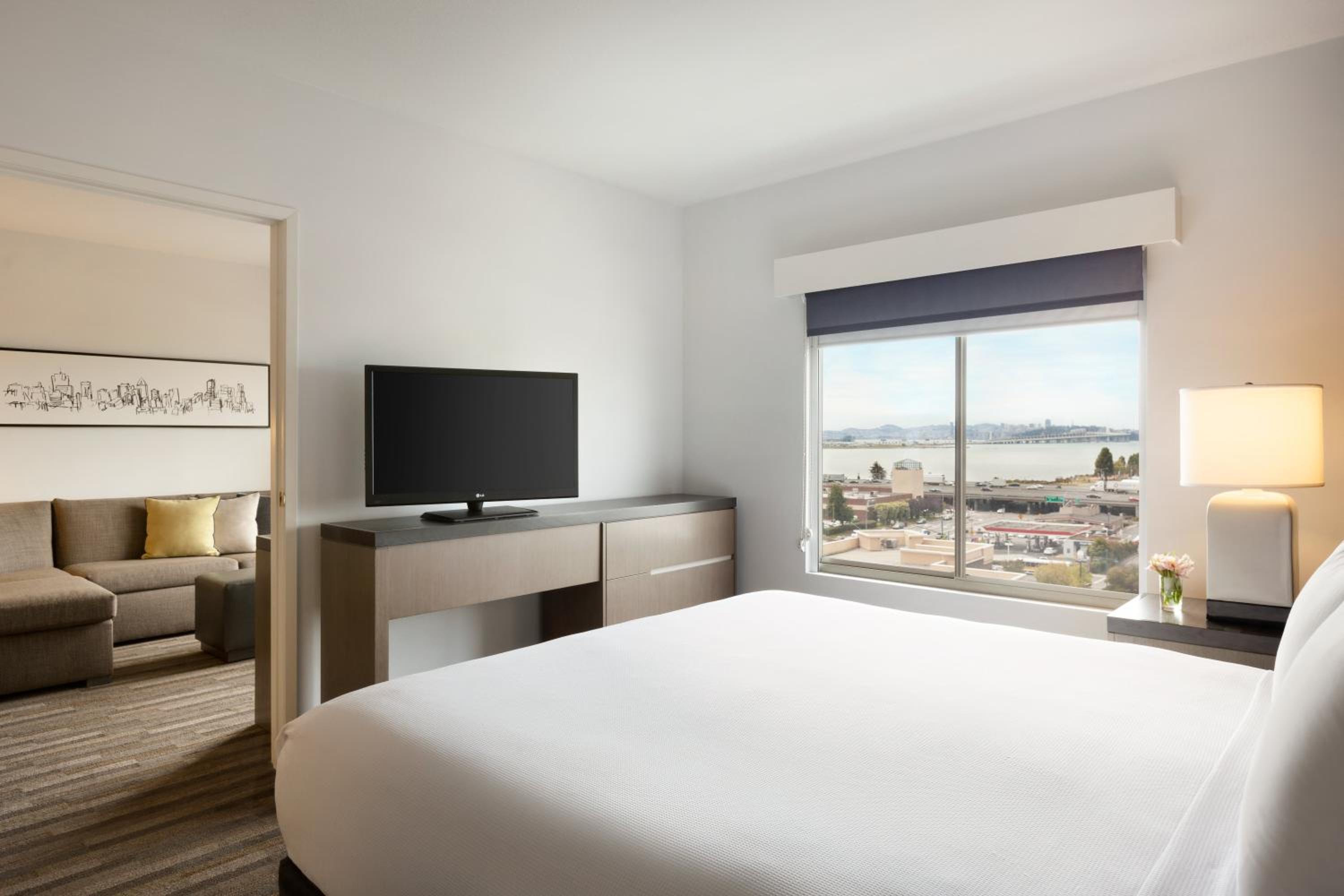One-Bedroom King Suite with Bay View - Photo 7