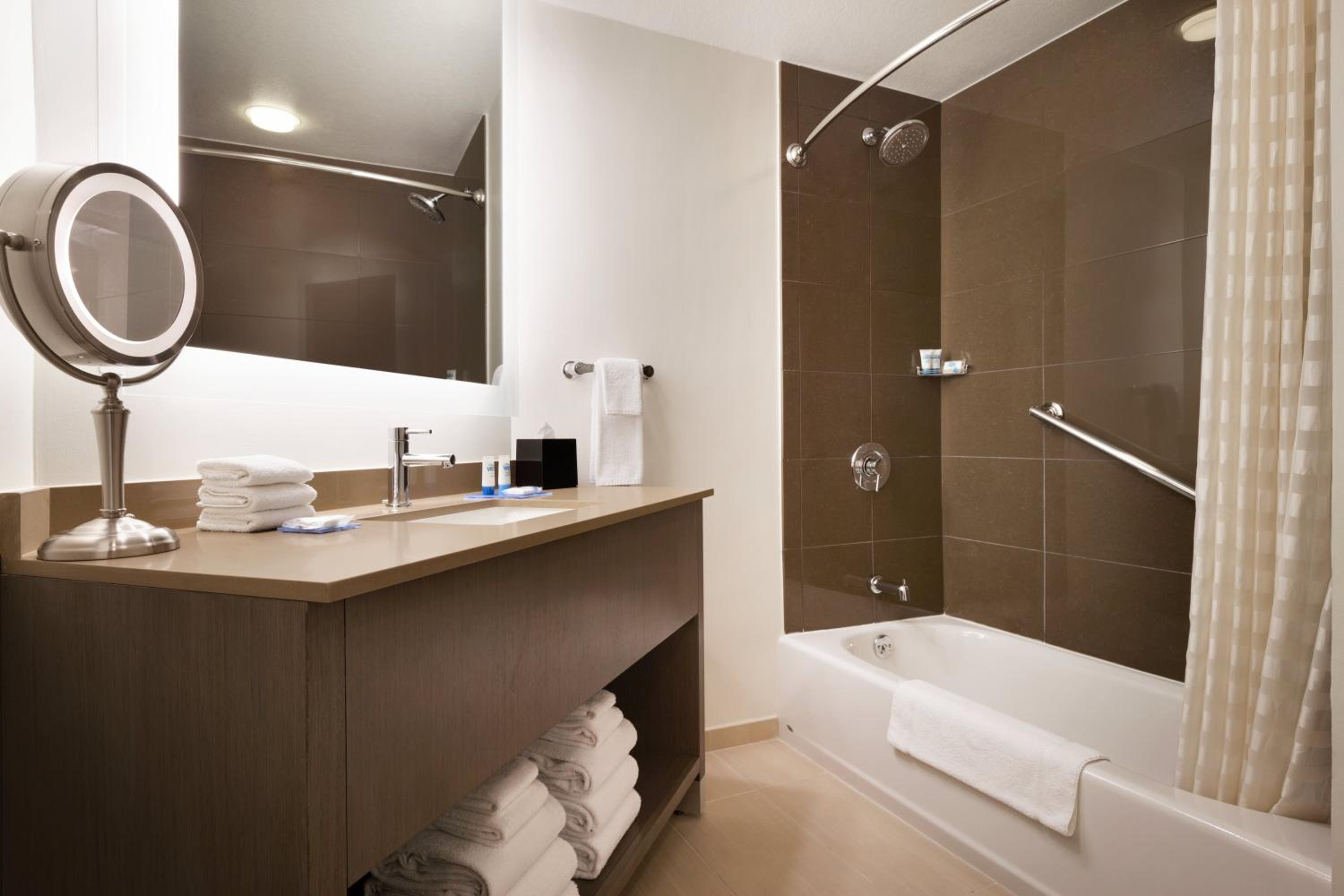 One-Bedroom Suite with Two Queen Beds - Photo 12